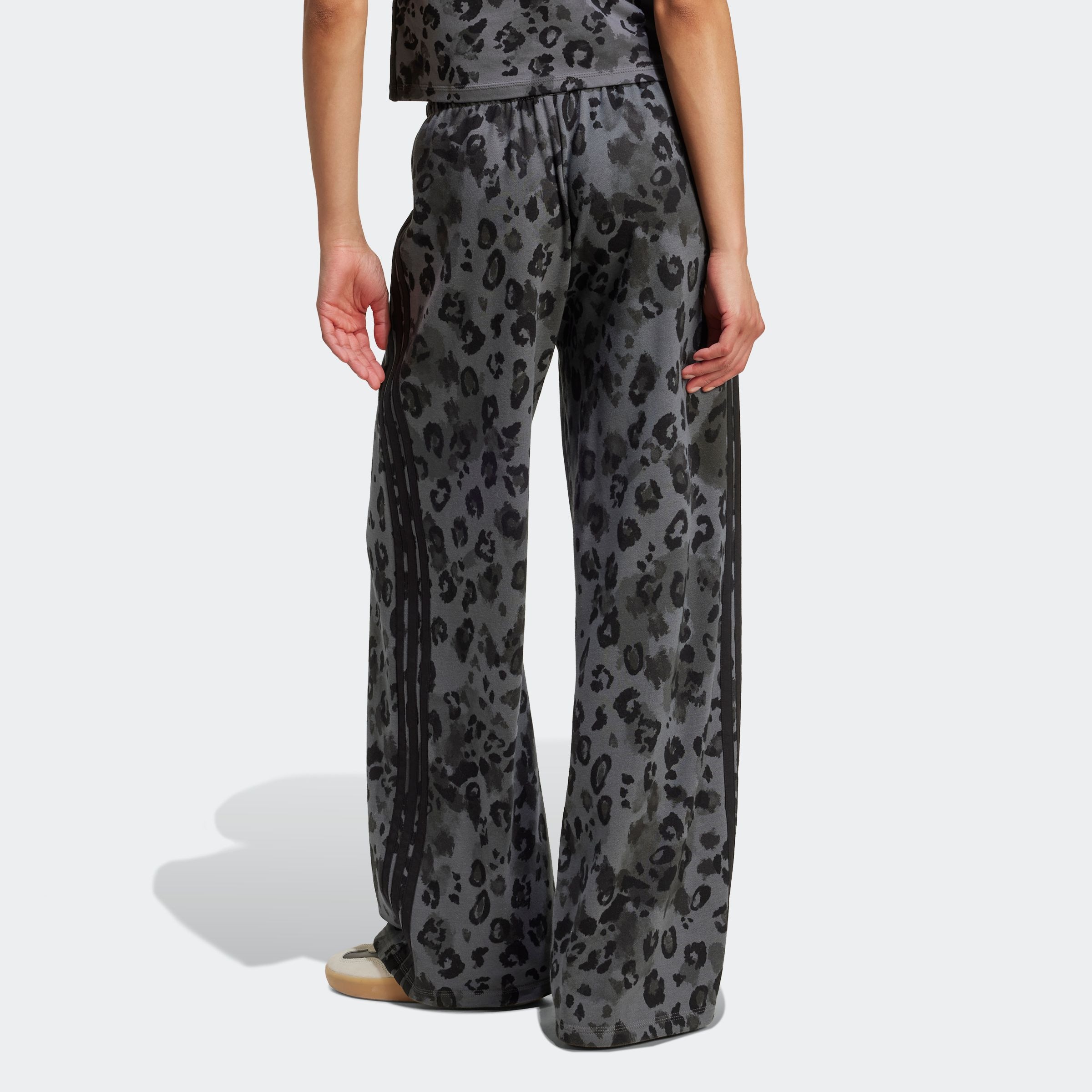adidas Sportswear Sporthose »W AOP FT PT«, (1 tlg.), Locker geschnitten mit weitem Bein, Tierprint-Details