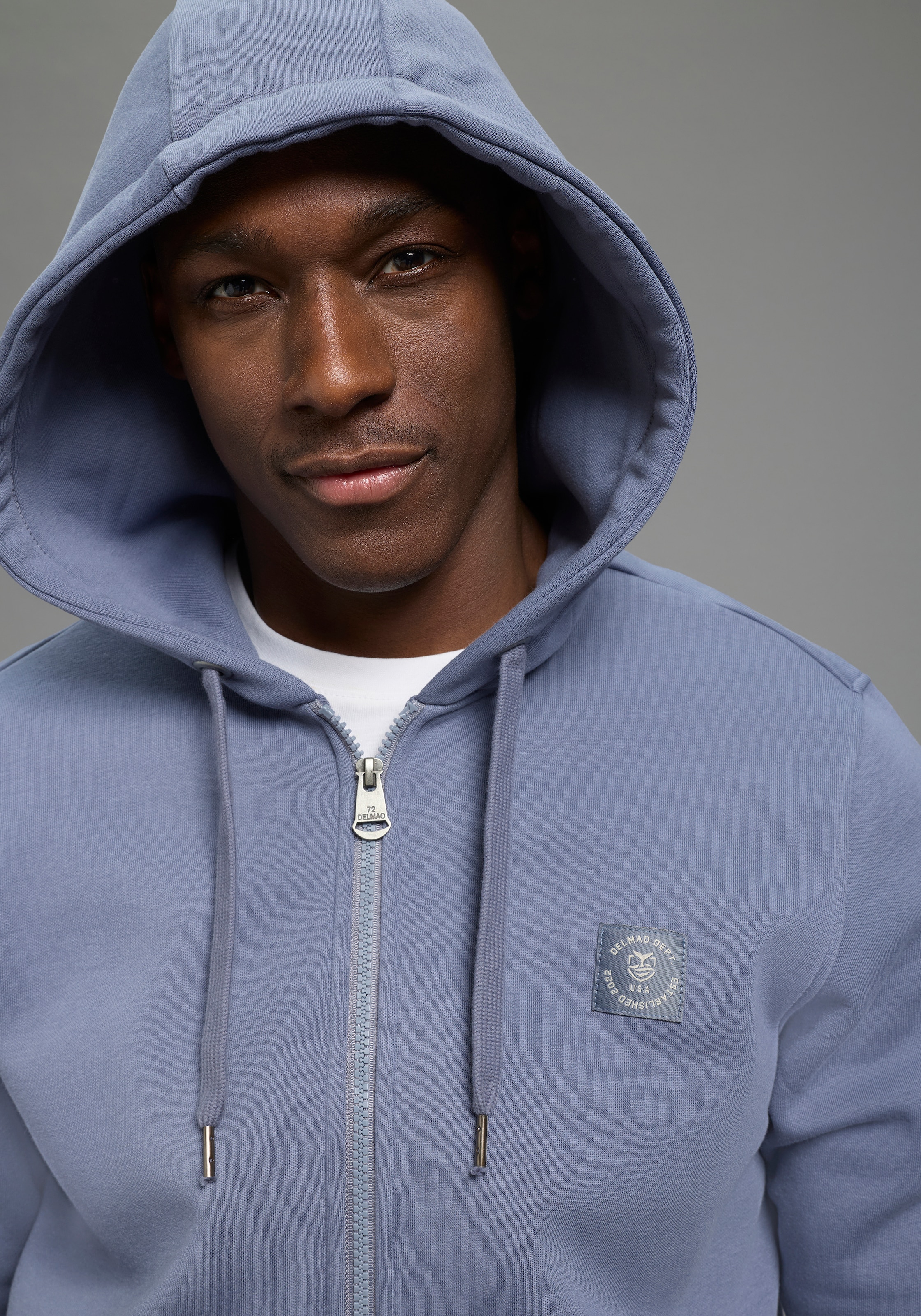 DELMAO Sweatjacke mit Kapuze, mit Kordelzug, aus angerauter Sweatware, mit Langarm