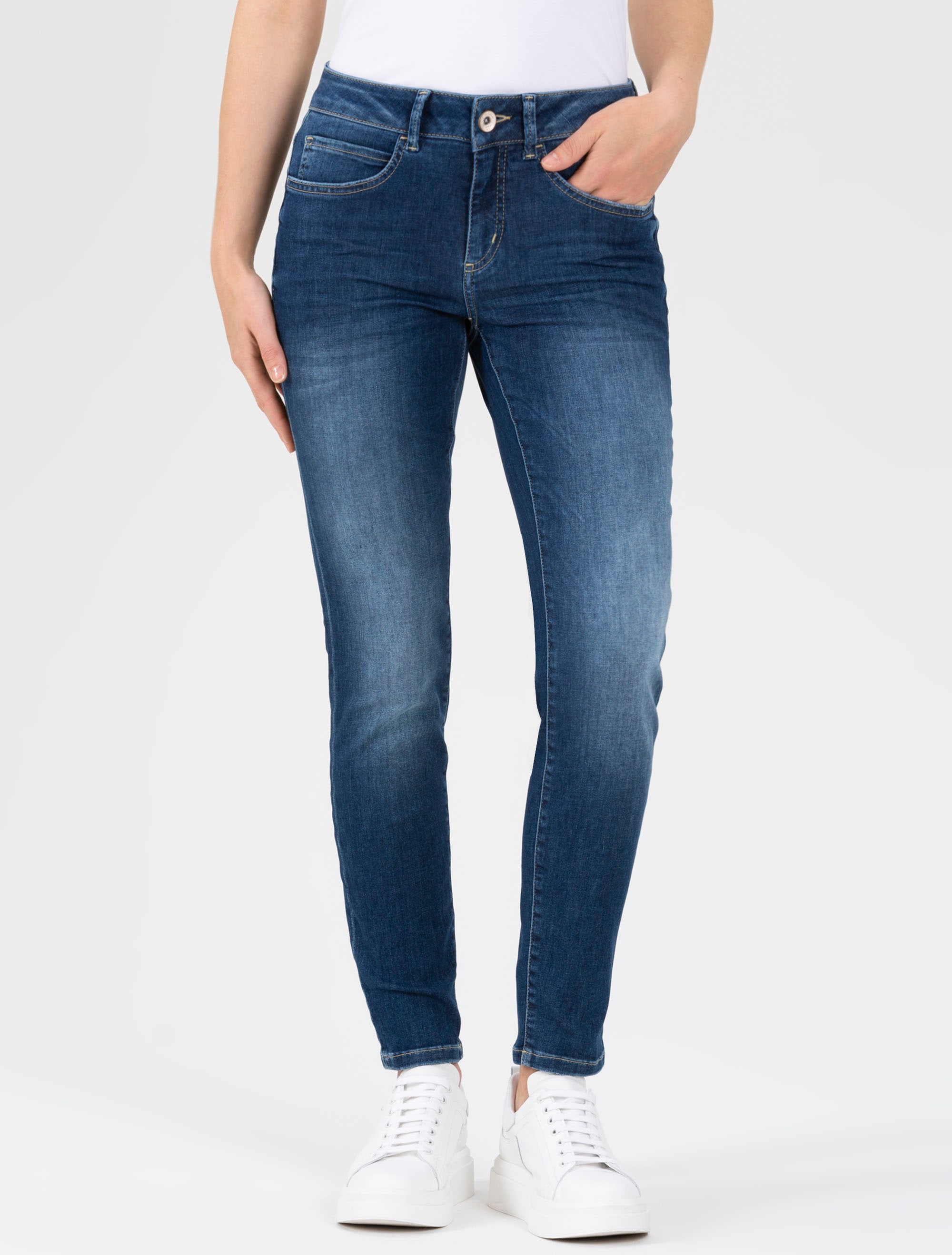 Slim-fit-Jeans »Peggy«, in mittelblauer Waschung mit Used-Effekten
