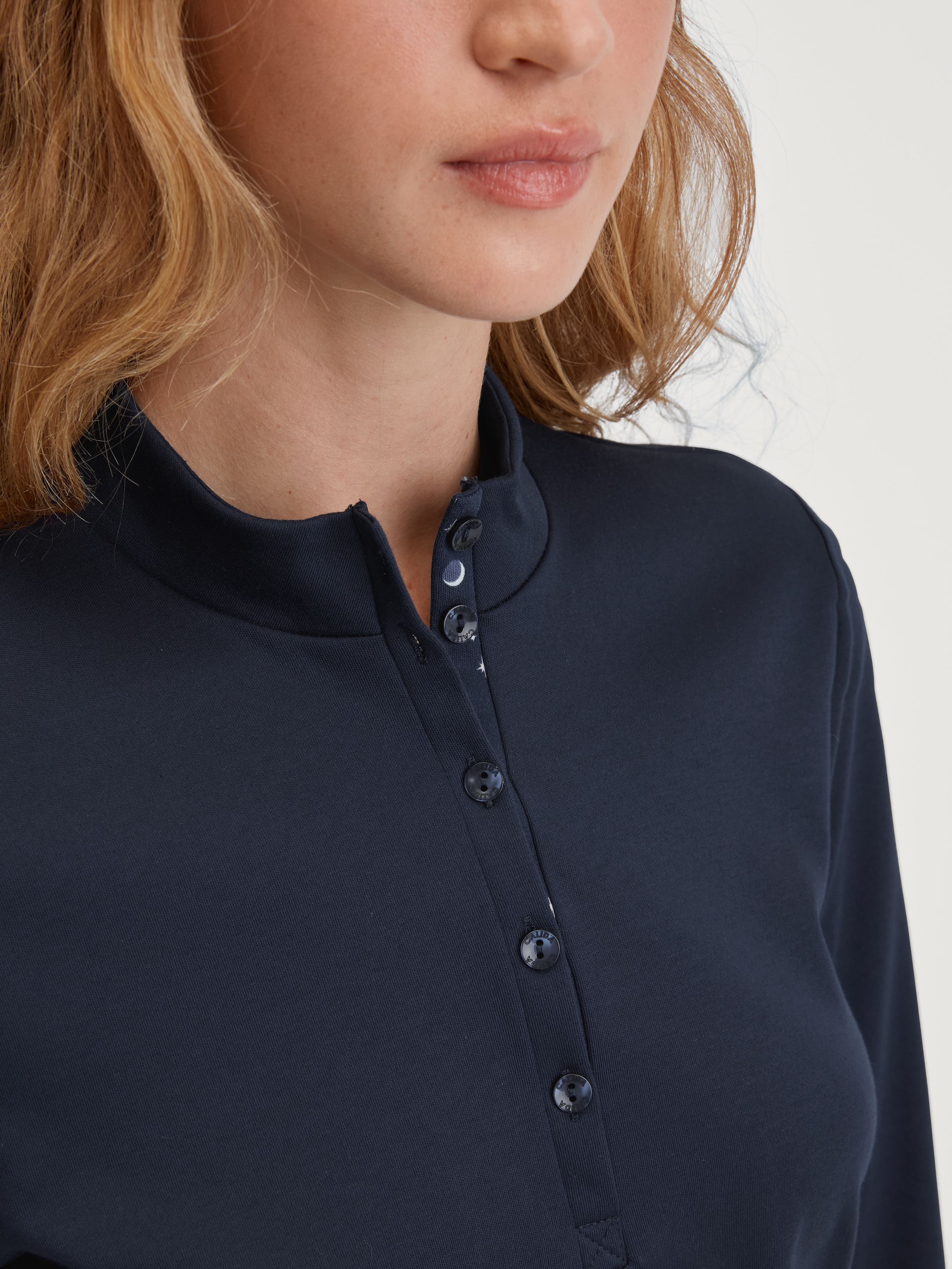 CALIDA Schlafanzug »Midnight Dreams« 2 Stk. tlg., V-Ausschnitt, Langarm, Single Jersey Qualität, weich