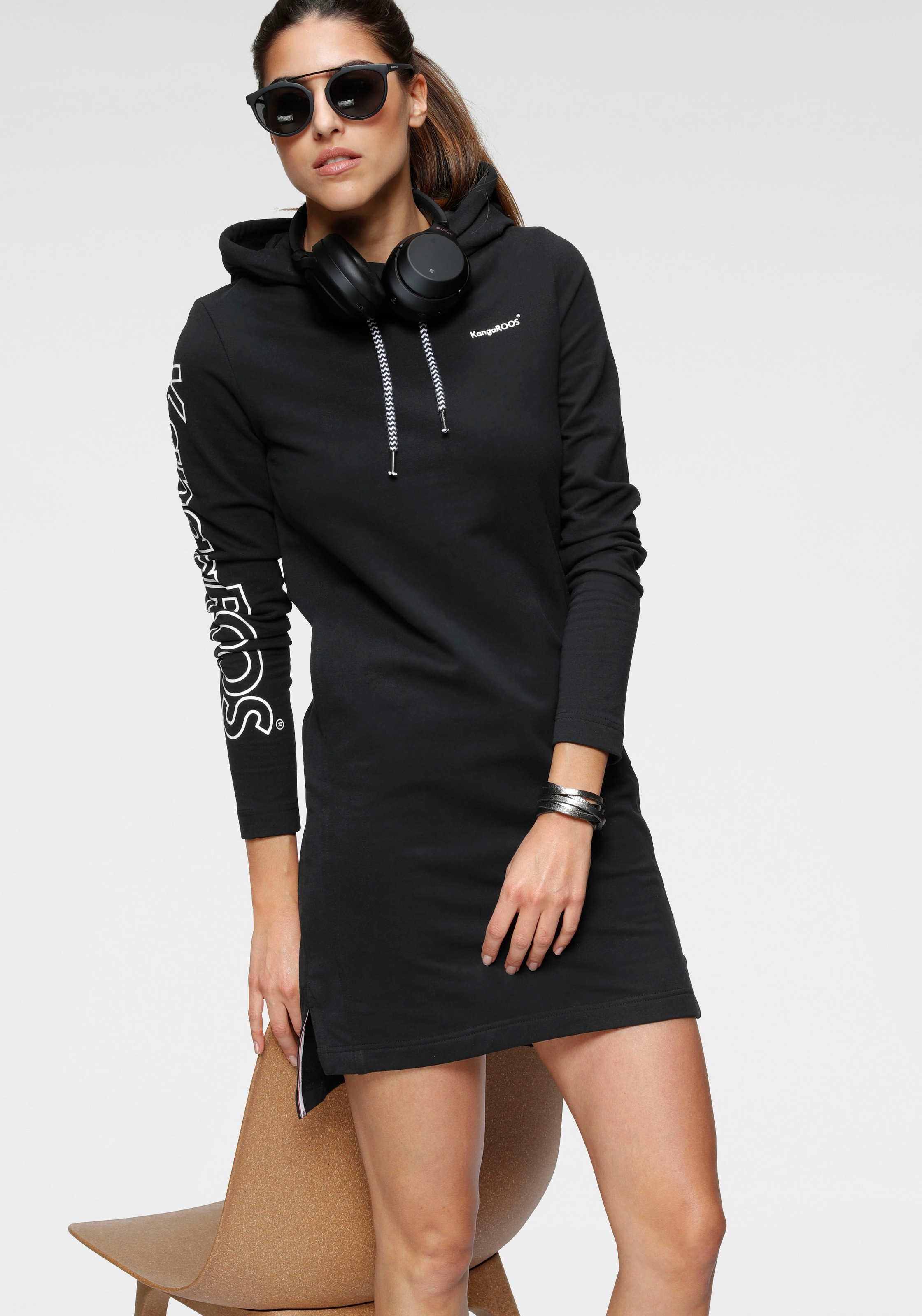 Image of KangaROOS Sweatkleid, mit Kapuze & grossem Schriftzug-Druck am Arm bei Ackermann Versand Schweiz