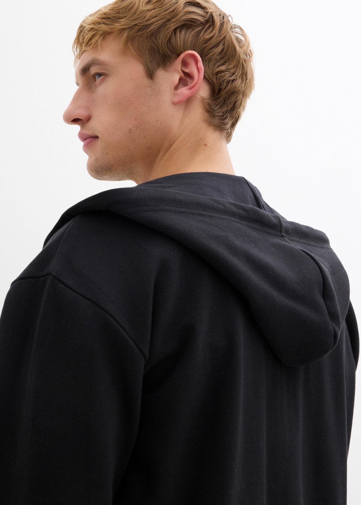 bonprix Kapuzensweatjacke lockere Passform, aus Baumwolle und Polyester, im Basic-Stil
