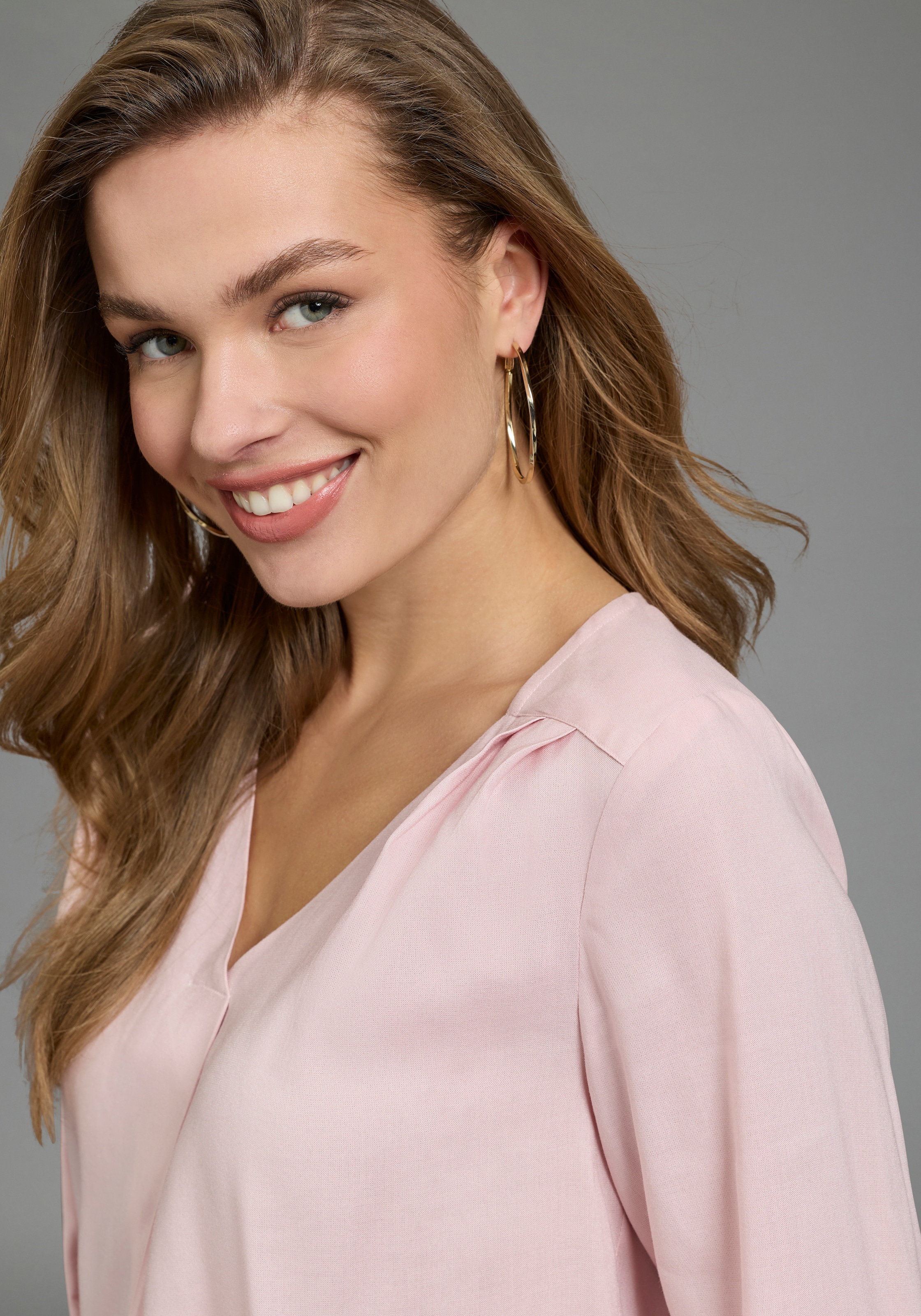 DELMAO Schlupfbluse femininer Stil, Langarm, aus Viskose, mit V-Ausschnitt