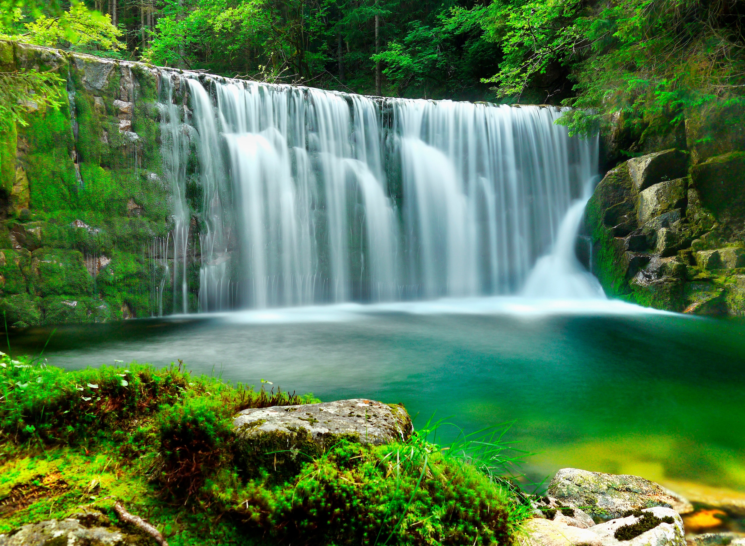Image of Papermoon Fototapete "Emerald Lake Waterfalls" glatt