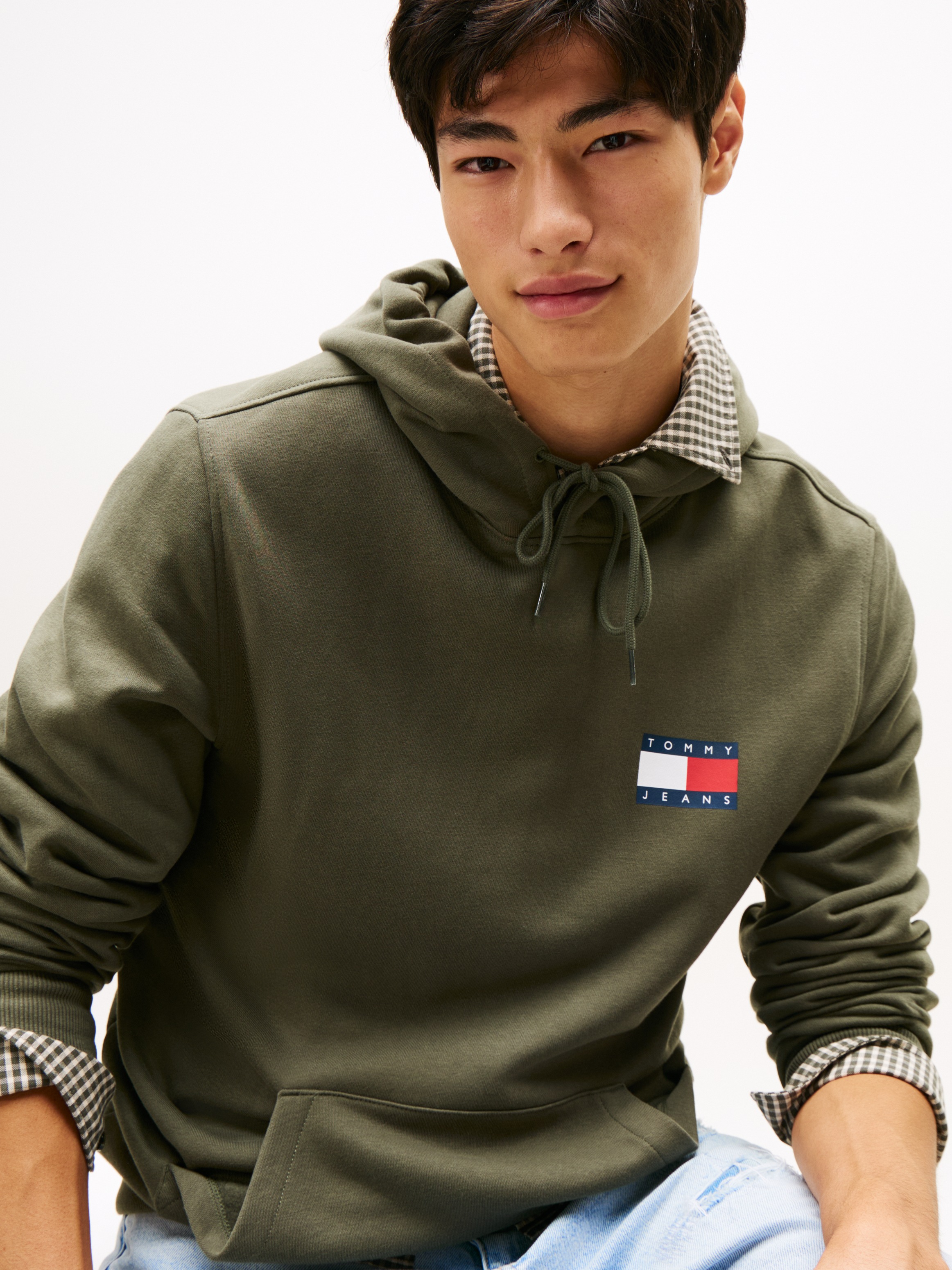 Tommy Jeans Sweatshirt »TJM REG ESSENTIAL FLAG HOOD EXT« mit bedruckten Markenlogo auf Brusthöhe