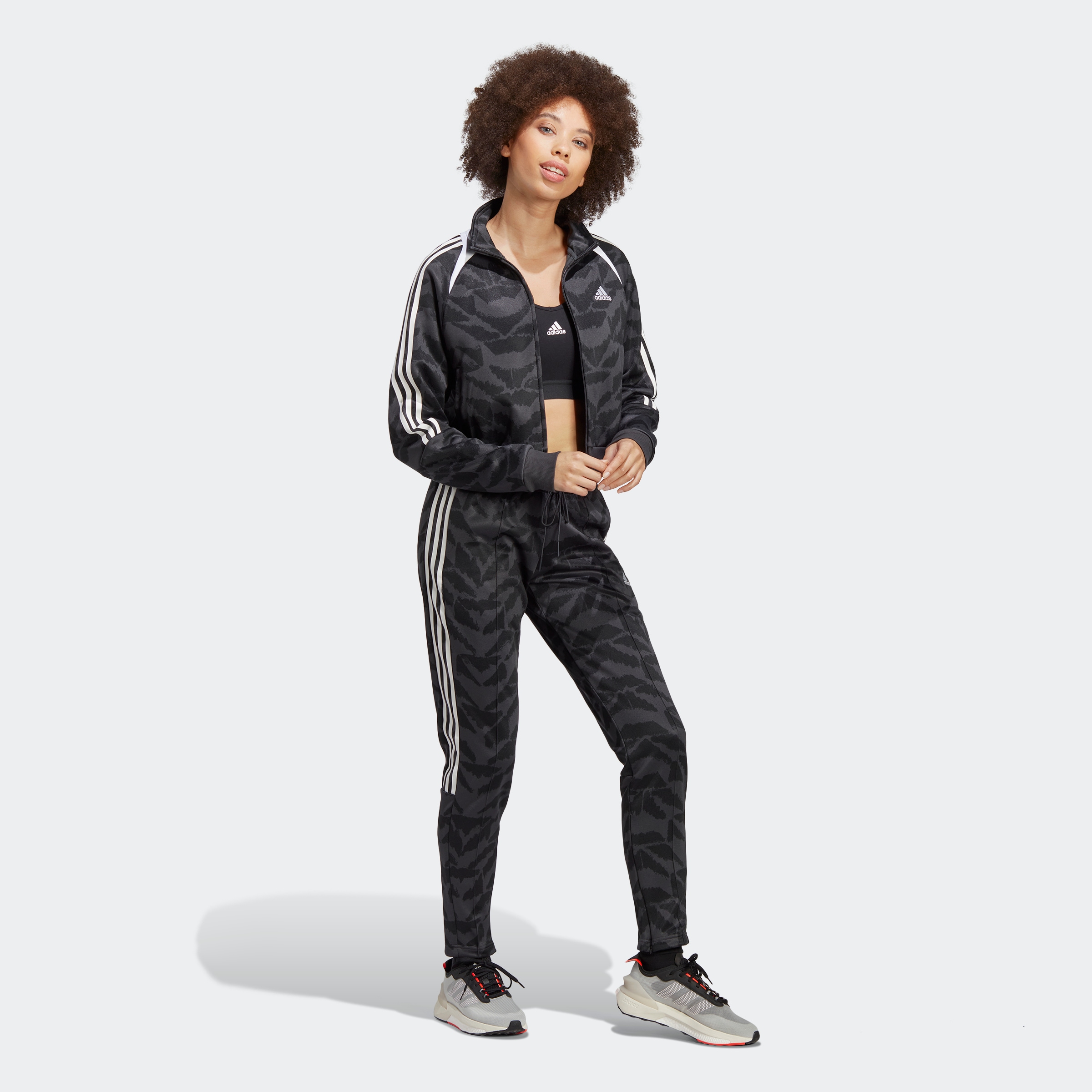 auf »TIRO adidas UP TRAININGSJACKE« Sportswear LIFESTYLE Outdoorjacke SUIT Entdecke