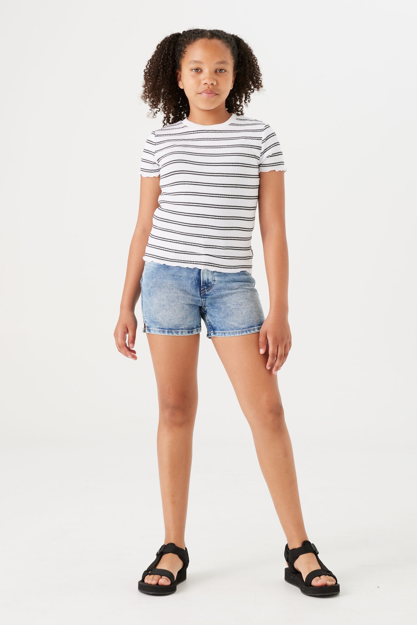 Garcia Shorts »Rianna«, mit kleinem Schlitz am Saum