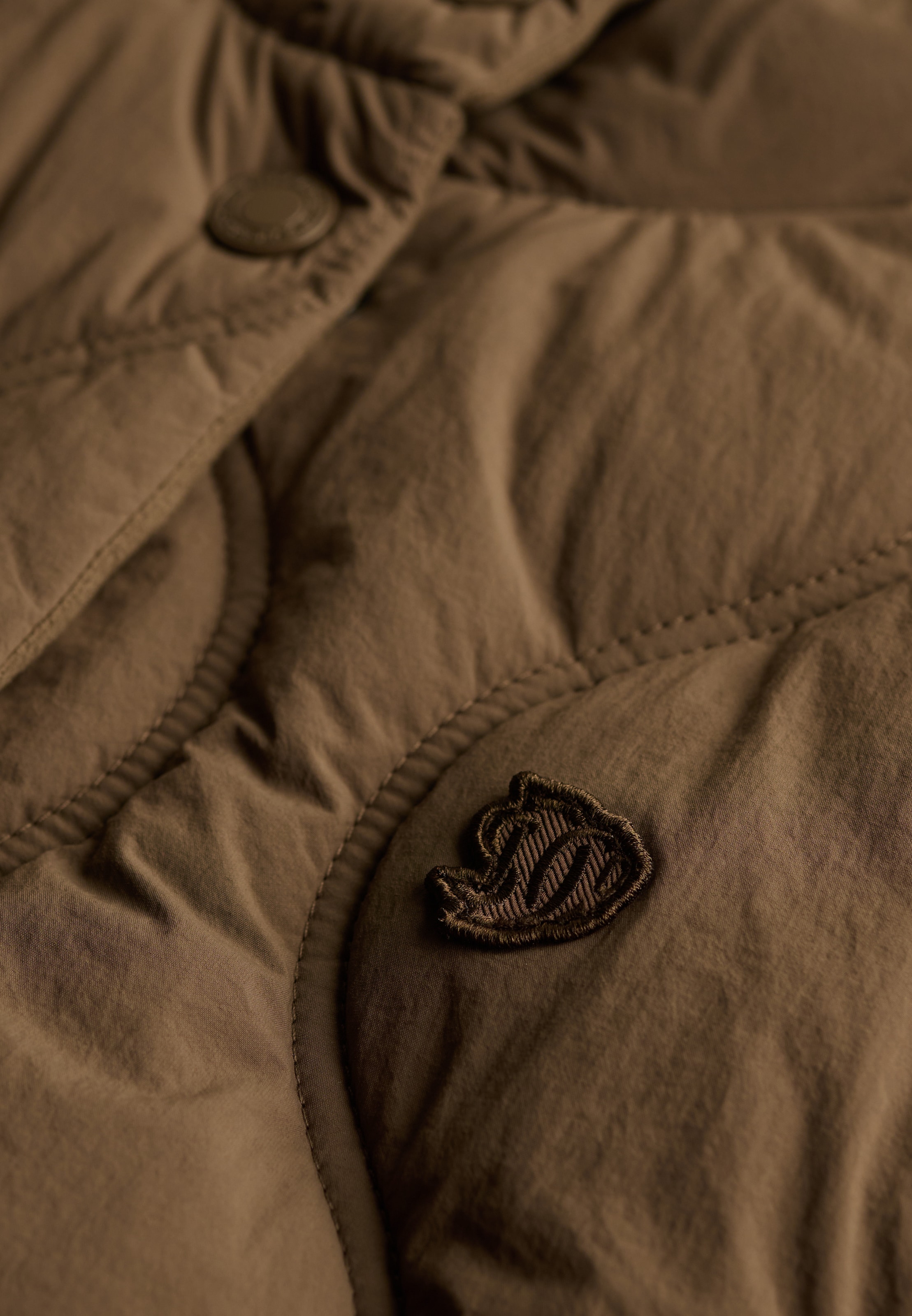 Superdry Gilet matelassé »ONION QUILT CRINKLE SNAP GILET« En nylon, coupe slim, avec fermeture éclair, longueur normale
