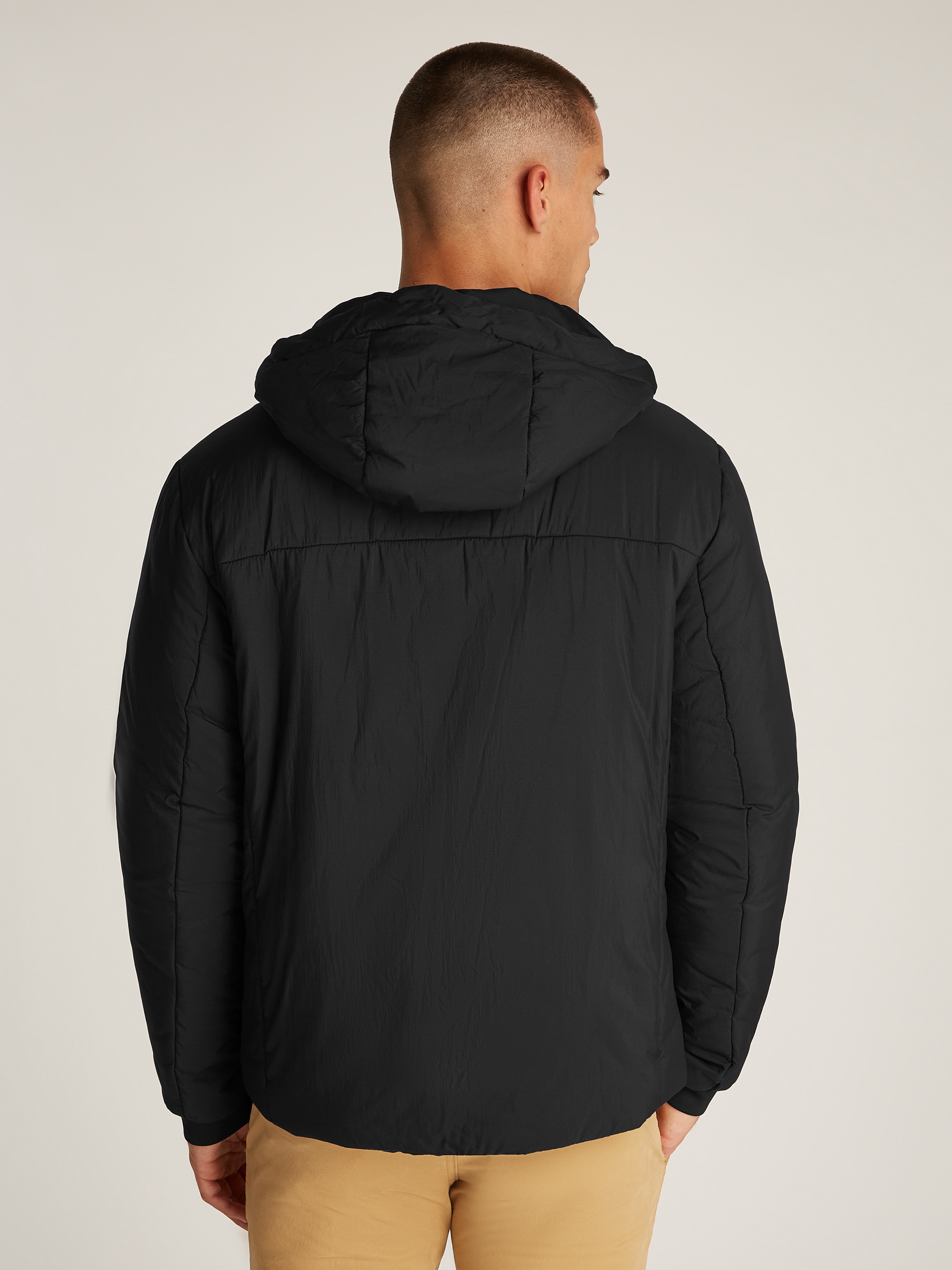 Tommy Jeans Plus Allwetterjacke »TJM LT POLY JACKET EXT«, mit Kapuze, in Grossen Grössen, Logostickerei, Eingriffstaschen