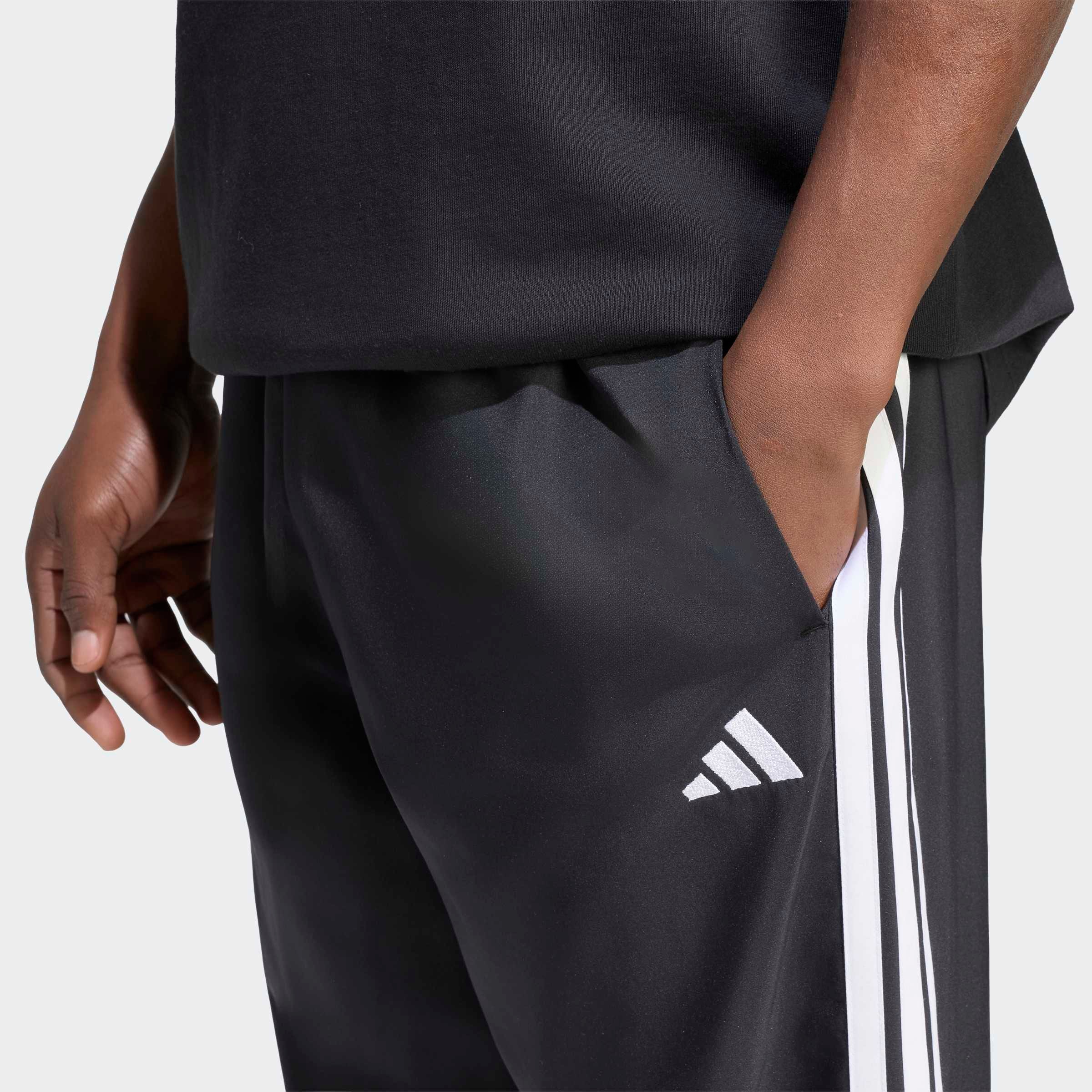 adidas Sportswear Pantalon de sport »ESSENTIALS 3-STREIFEN STANFORD LITE WOVEN TAPERED OPEN HEM«