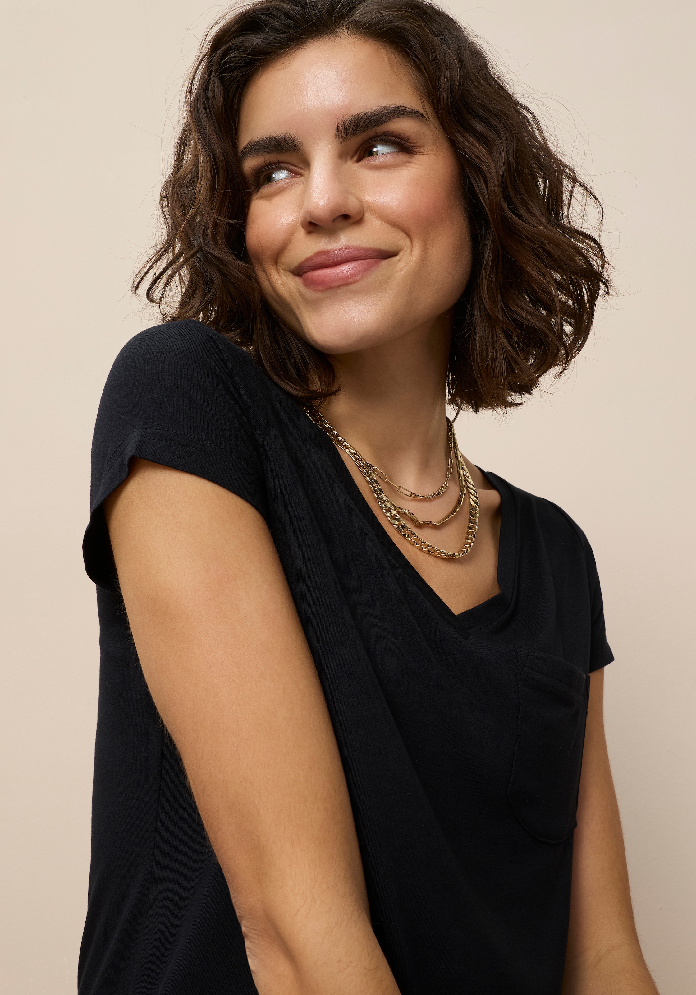 Tamaris T-shirt lässige Passform, mit V-Ausschnitt, unifarben, hüftbedeckende Länge