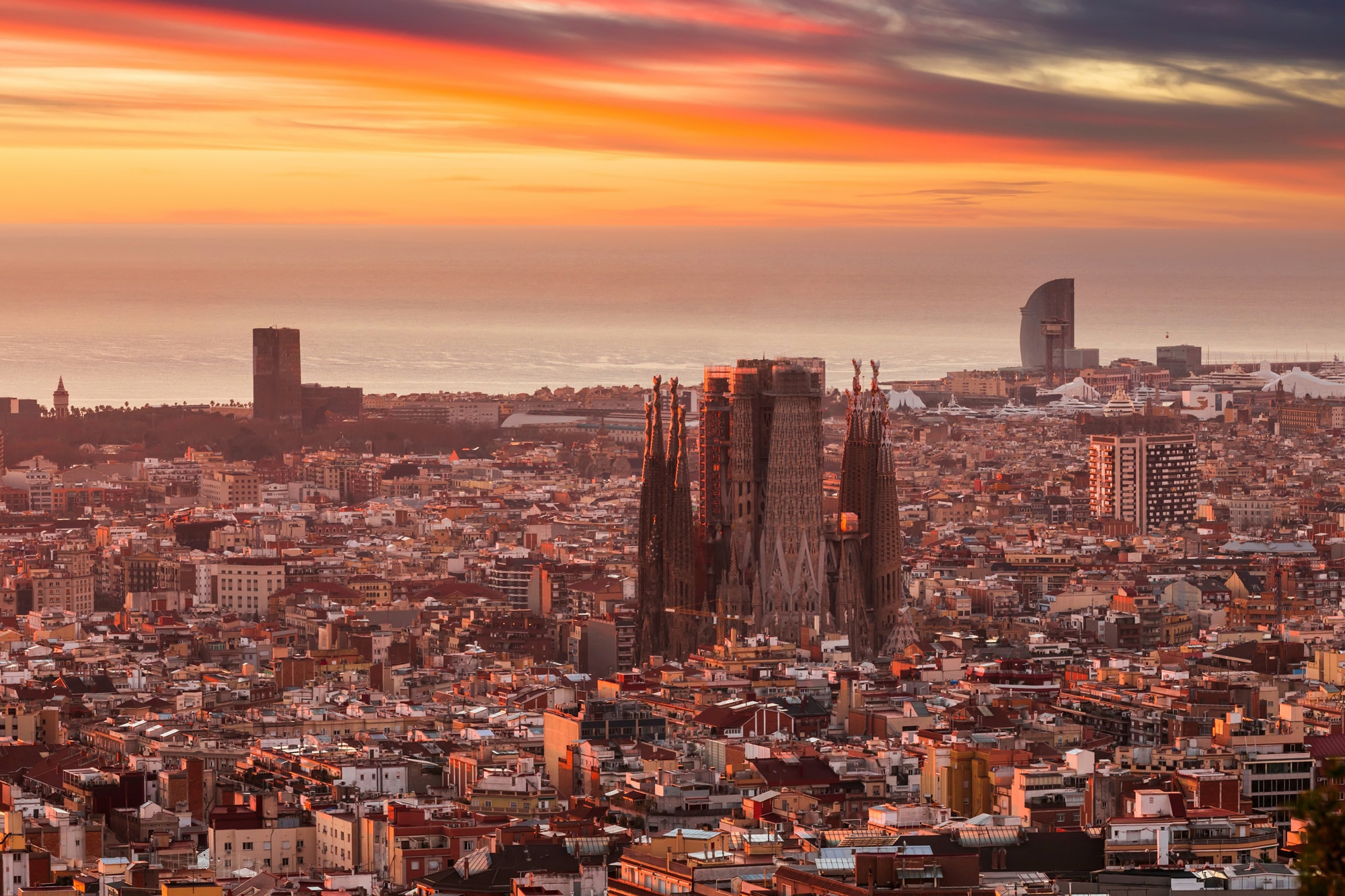 Image of Papermoon Fototapete "BARCELONA-STADT SPANIEN SAGRADA FIMILIAR SKYLINE MEER"