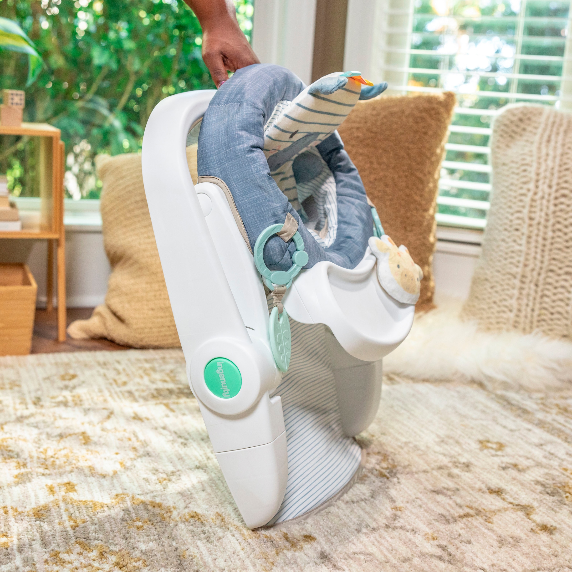 ingenuity Tischsitz »Prop Spot™ Learn-to-Sit™ - Casi™« inklusive 2 Spielzeugen und 3 bunten Anhängern