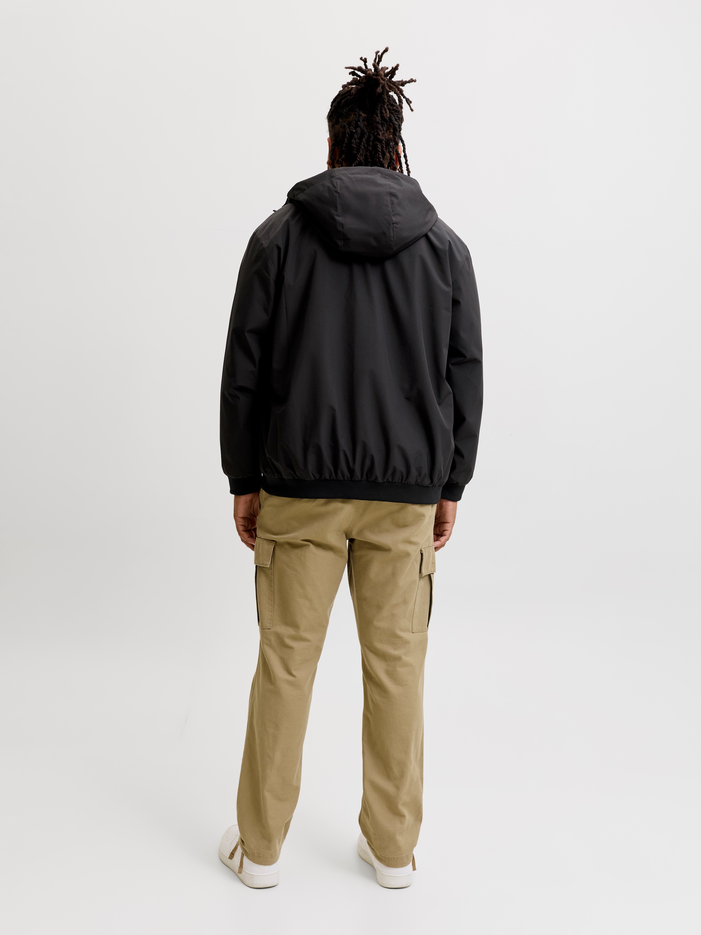 Jack & Jones PlusSize Blouson »JJECHARGE LIGHT JACKET HOOD NOOS PLS« avec capuche fibre synthétique, coupe régulière