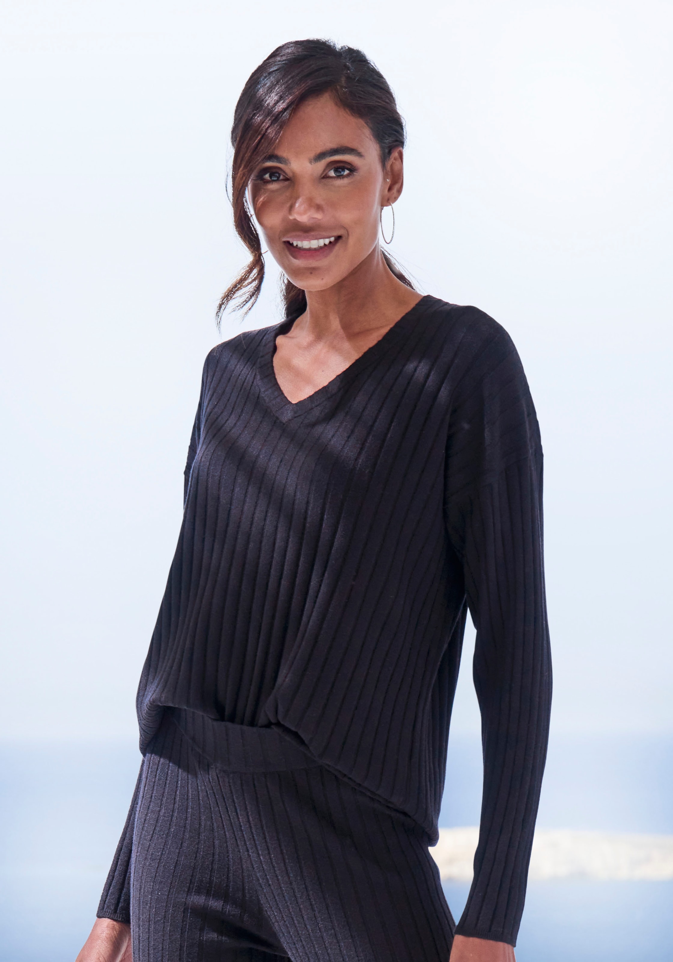 Image of French Connection Strickpullover mit V-Ausschnitt, Loungewear