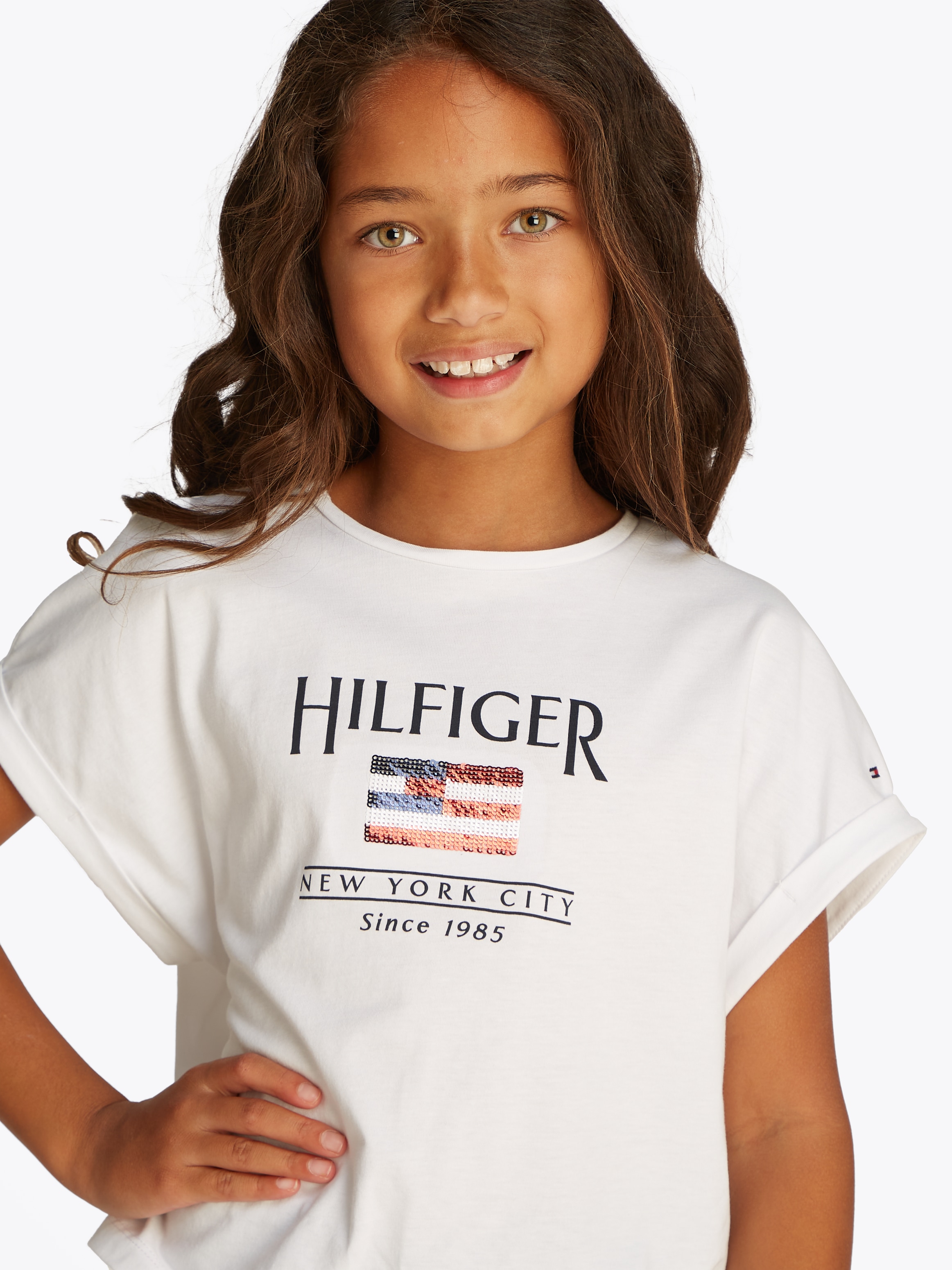 TOMMY HILFIGER Kurzarmshirt »HILFIGER SEQUINS FLAG TEE SS«, mit Pailetten, mit Logodruck