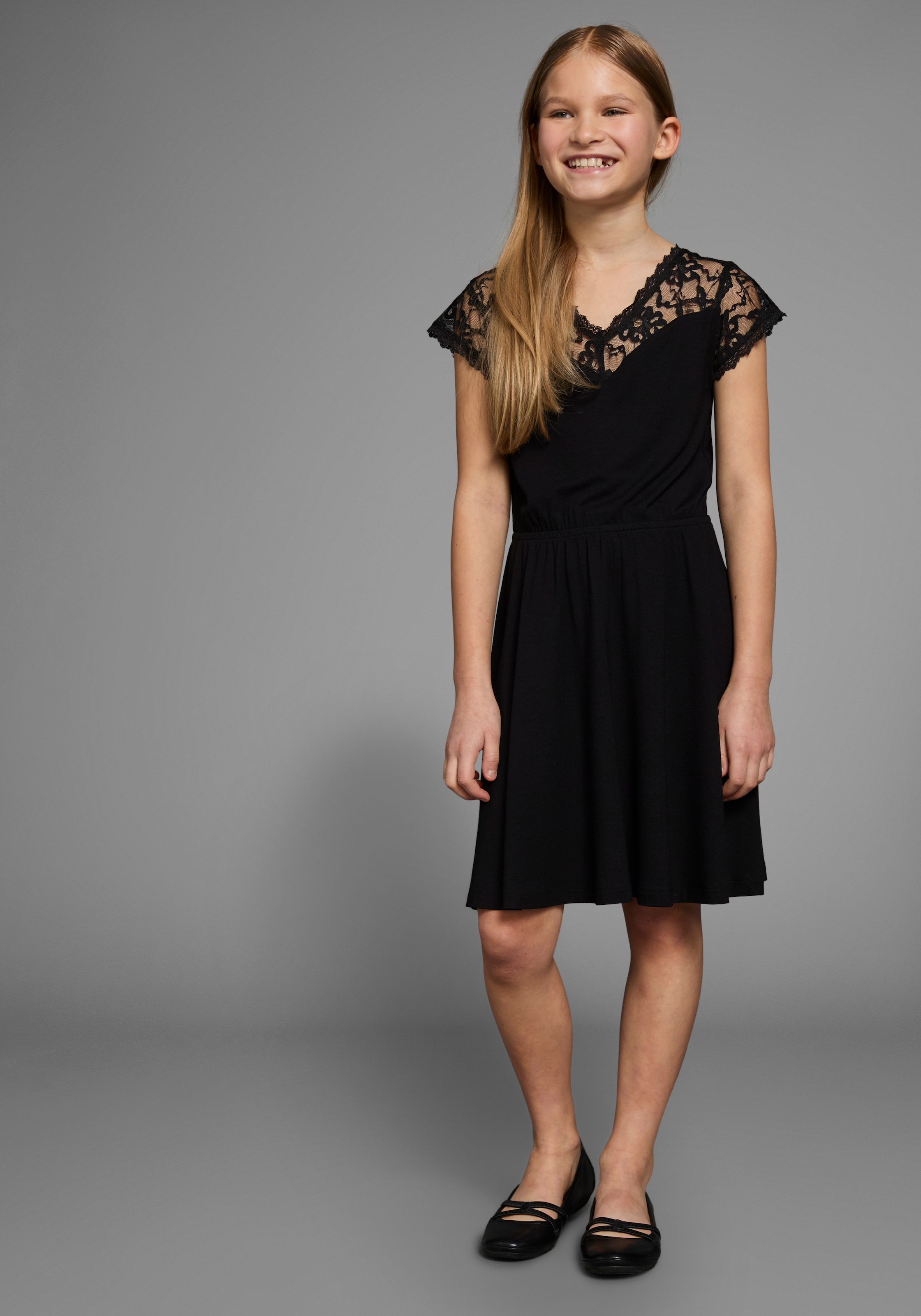 KIDSWORLD Jerseykleid »Viskose-Kleid mit Spitze«, Schöne Spitzen-Ausschitt