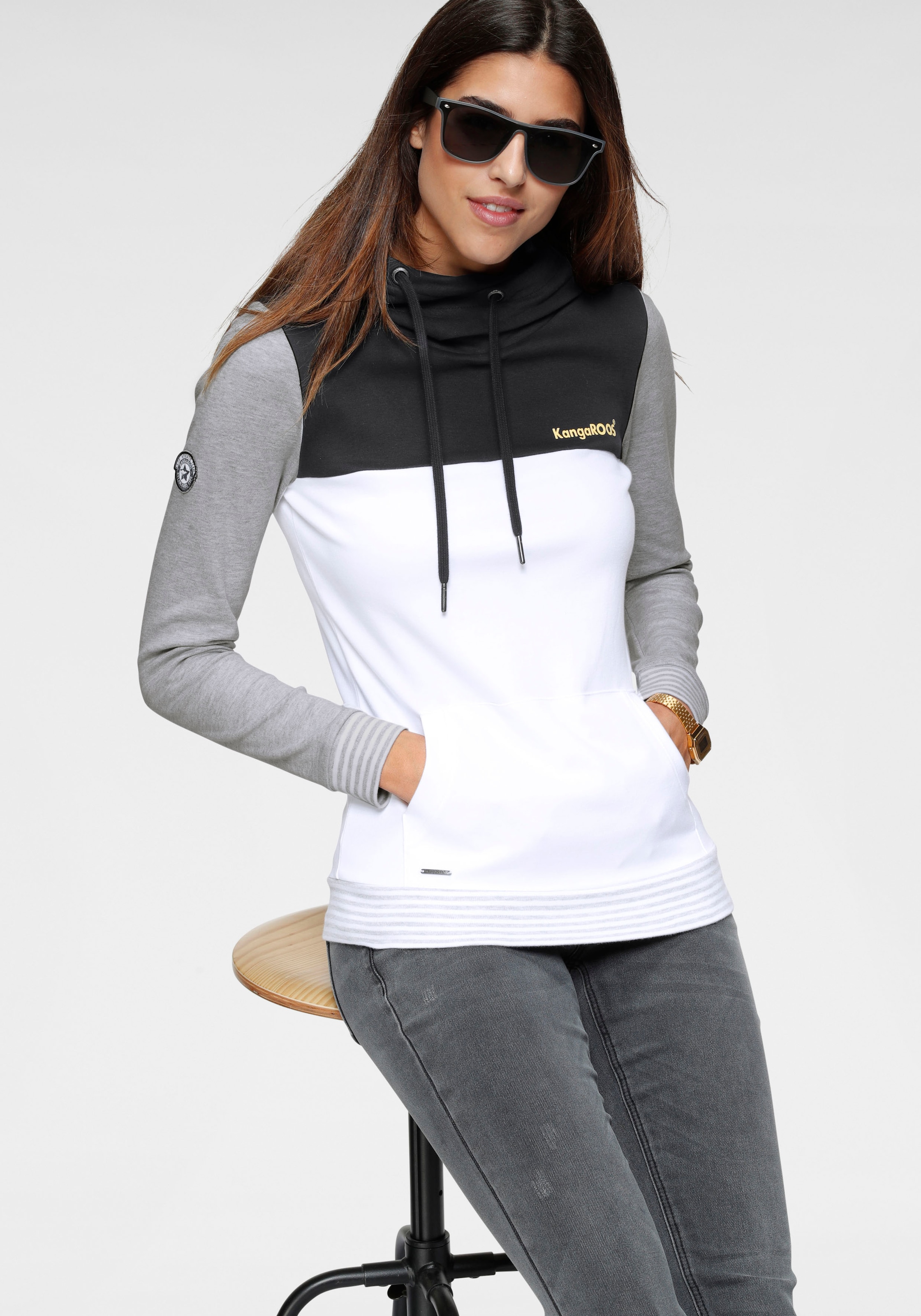 KangaROOS Kapuzensweatshirt, mit modischer Streifen aus und versandkostenfrei Kombination Color-Blocking auf
