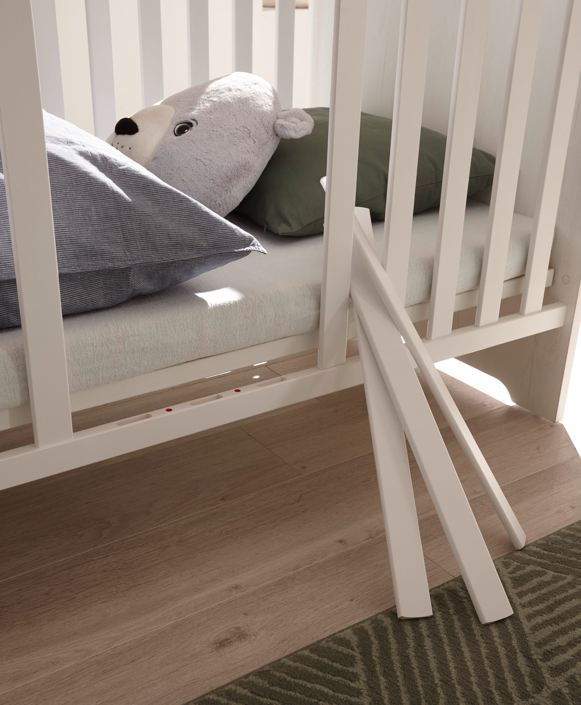 Begabino Babybett »Jasmin passend zum Babyzimmer« 70x140 cm inklusive Lattenrahmen, Landhausstil mit 3 Schlupfsprossen