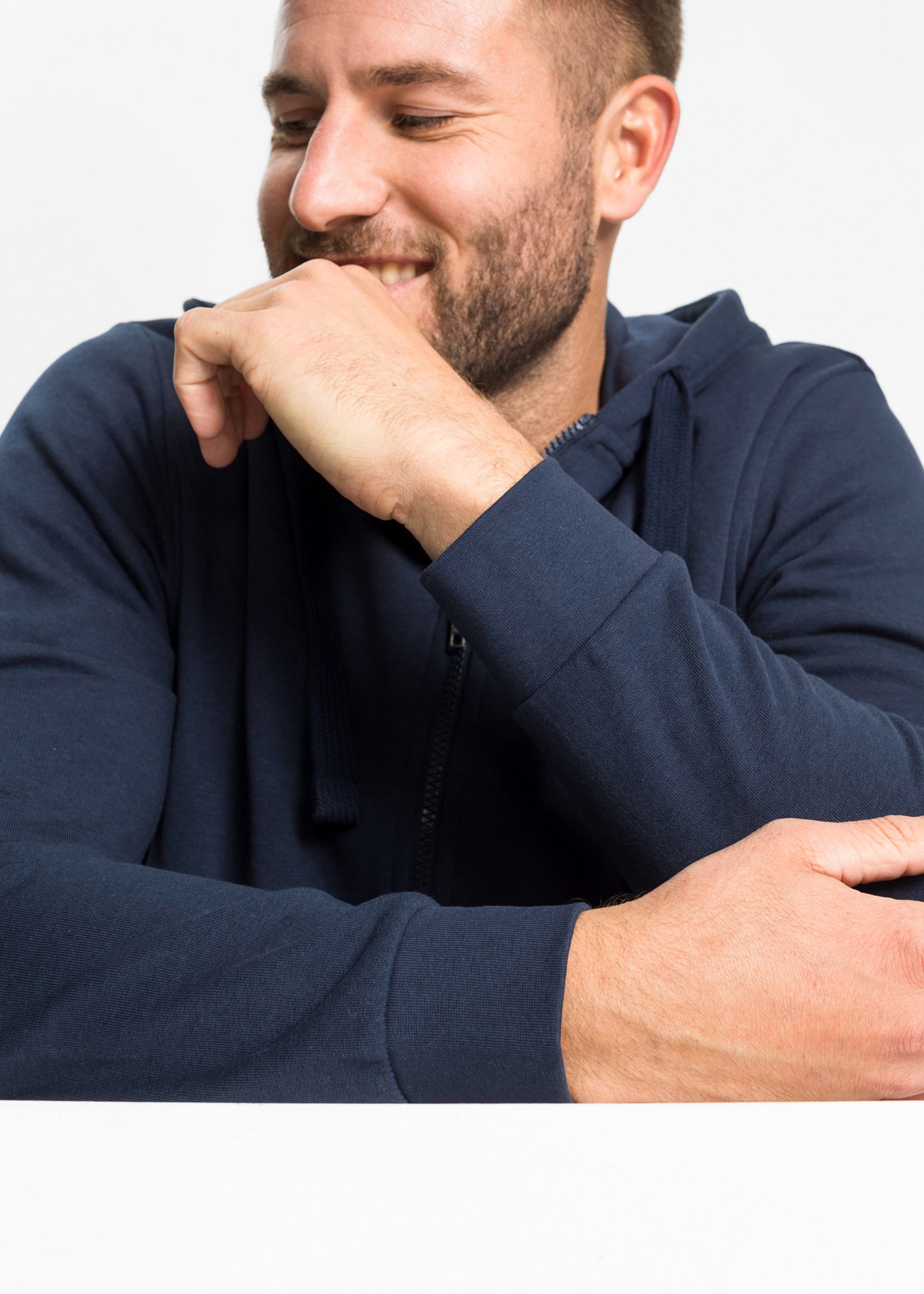 bonprix Kapuzensweatjacke »Kapuzen-Sweatjacke mit Reissverschluss« Kapuzen-Sweatjacke mit Reissverschluss