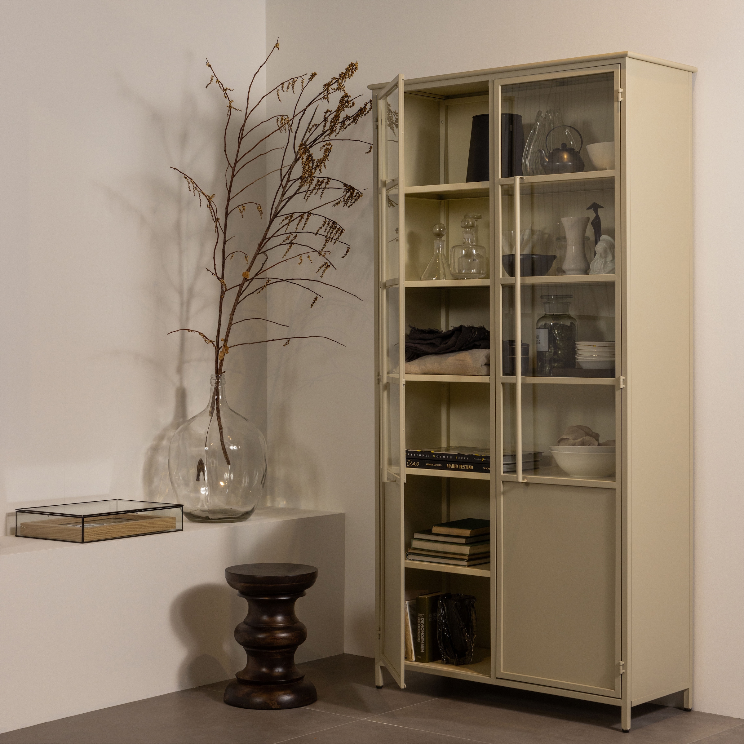 WOOOD Vitrine »EXHIBIT  SCHRANK METALL B/T/H: 99/44/200 cm« Die Vitrine Exhibit aus mattem Metall bietet 5 robuste Einlegeböden.