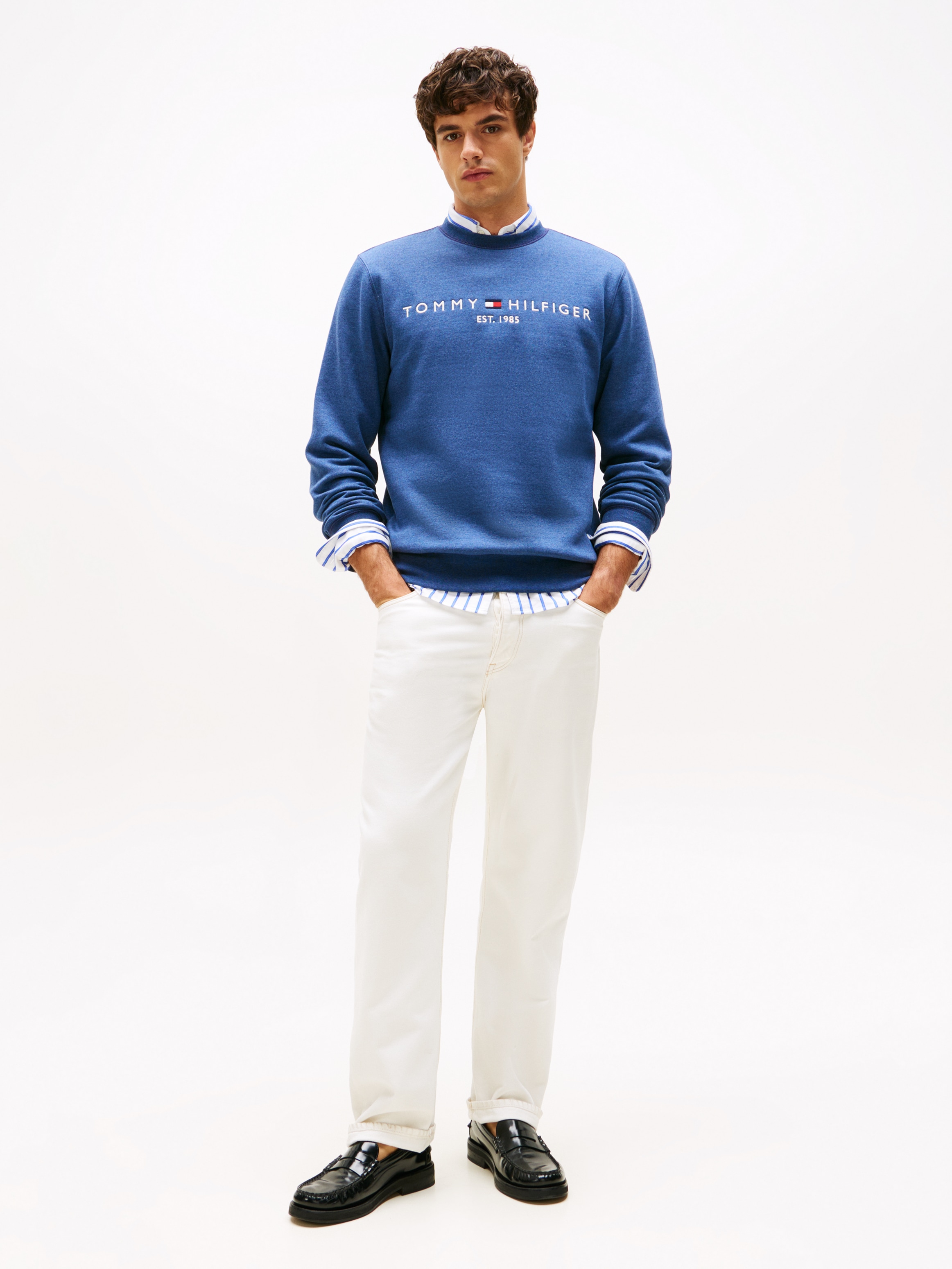 Tommy Hilfiger Sweatshirt »TOMMY LOGO SWEATSHIRT mit Rundhals und Stickerei«, unifarben, casual, regular fit, Baumwollmix, Rundhals