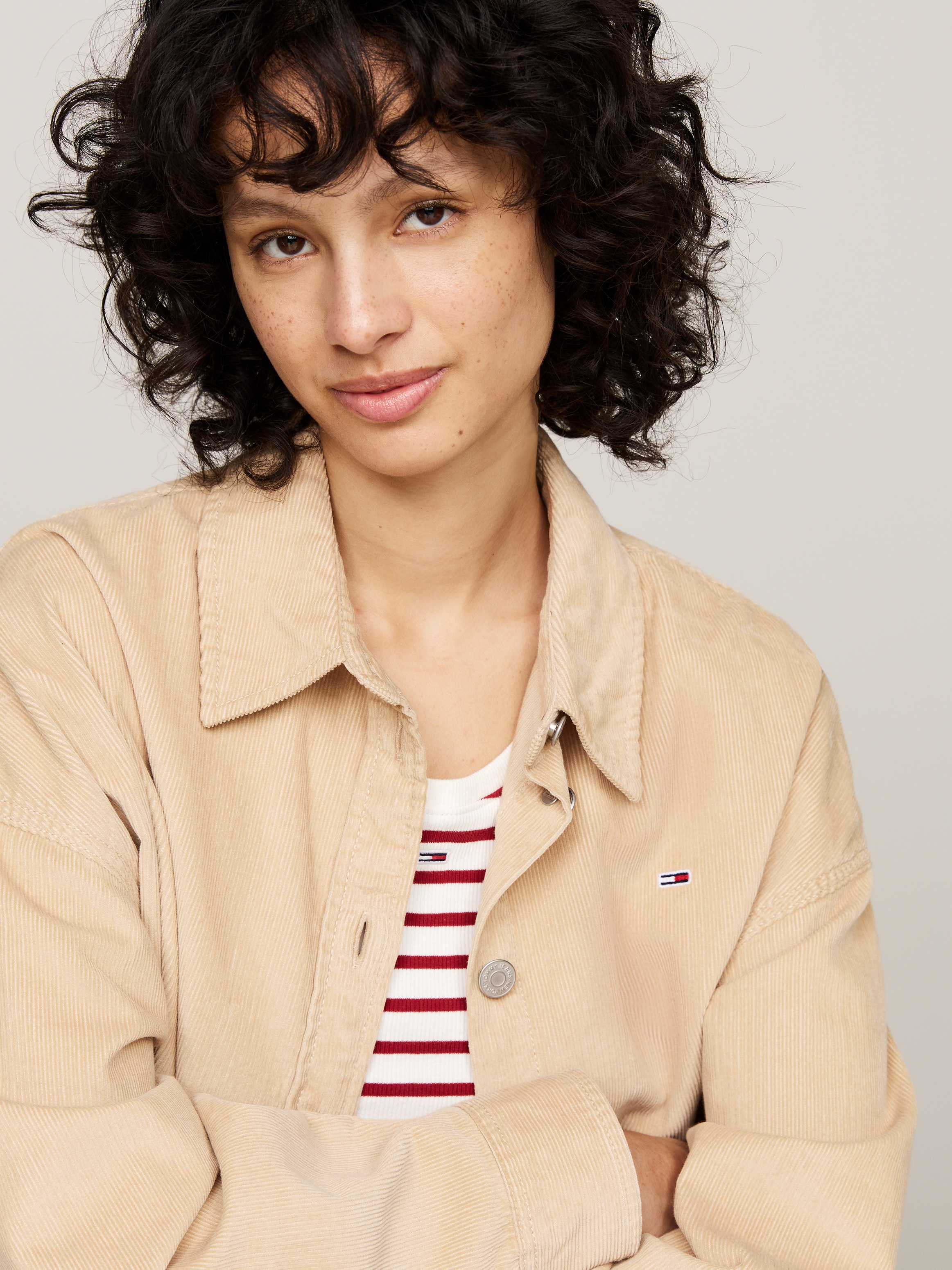Tommy Jeans Outdoorbluse »TJW FINE CORD OVERSHIRT«, aus Feincord, Logo-Flag