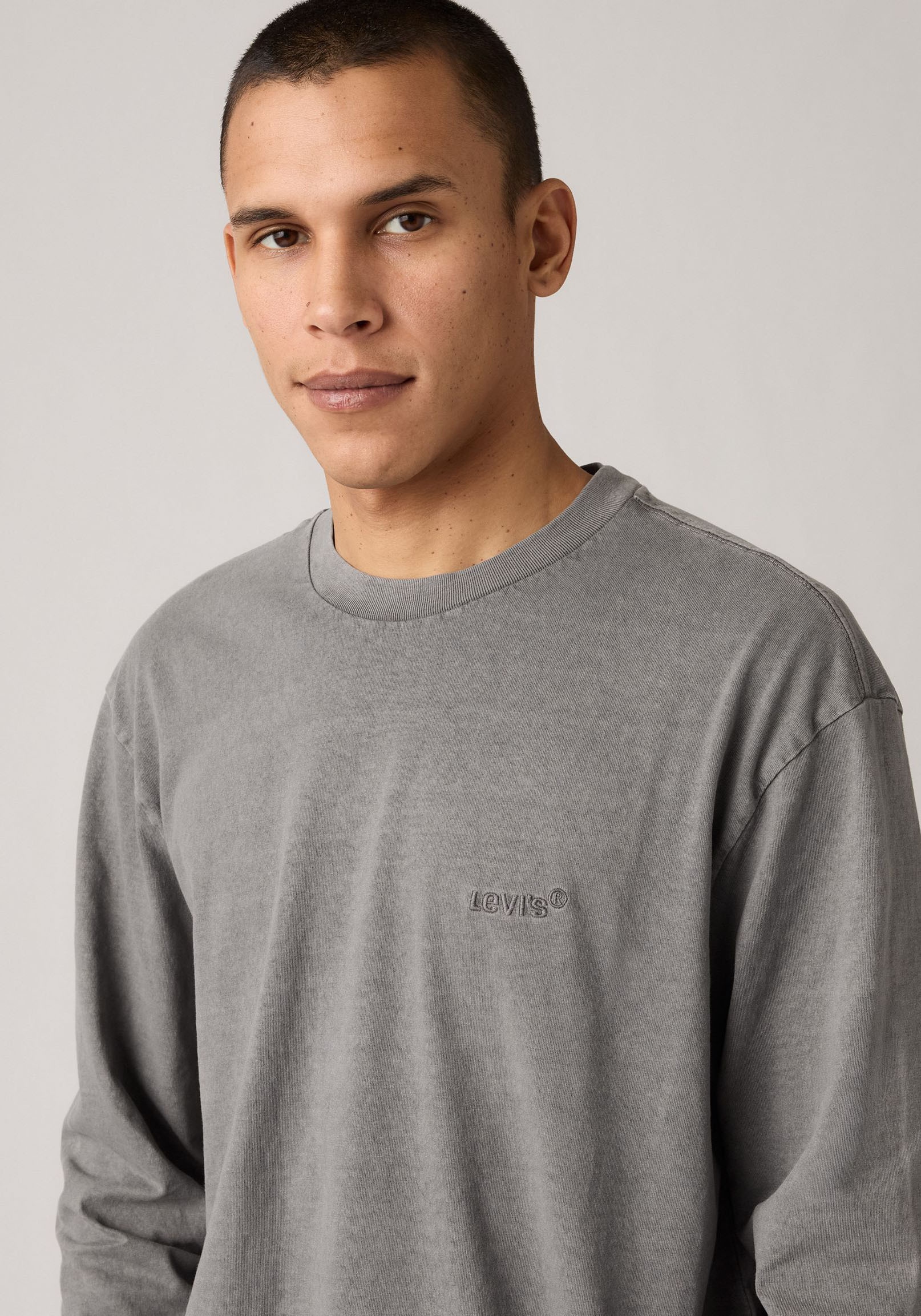 Levi's® Langarmshirt GARMENT- Färbung