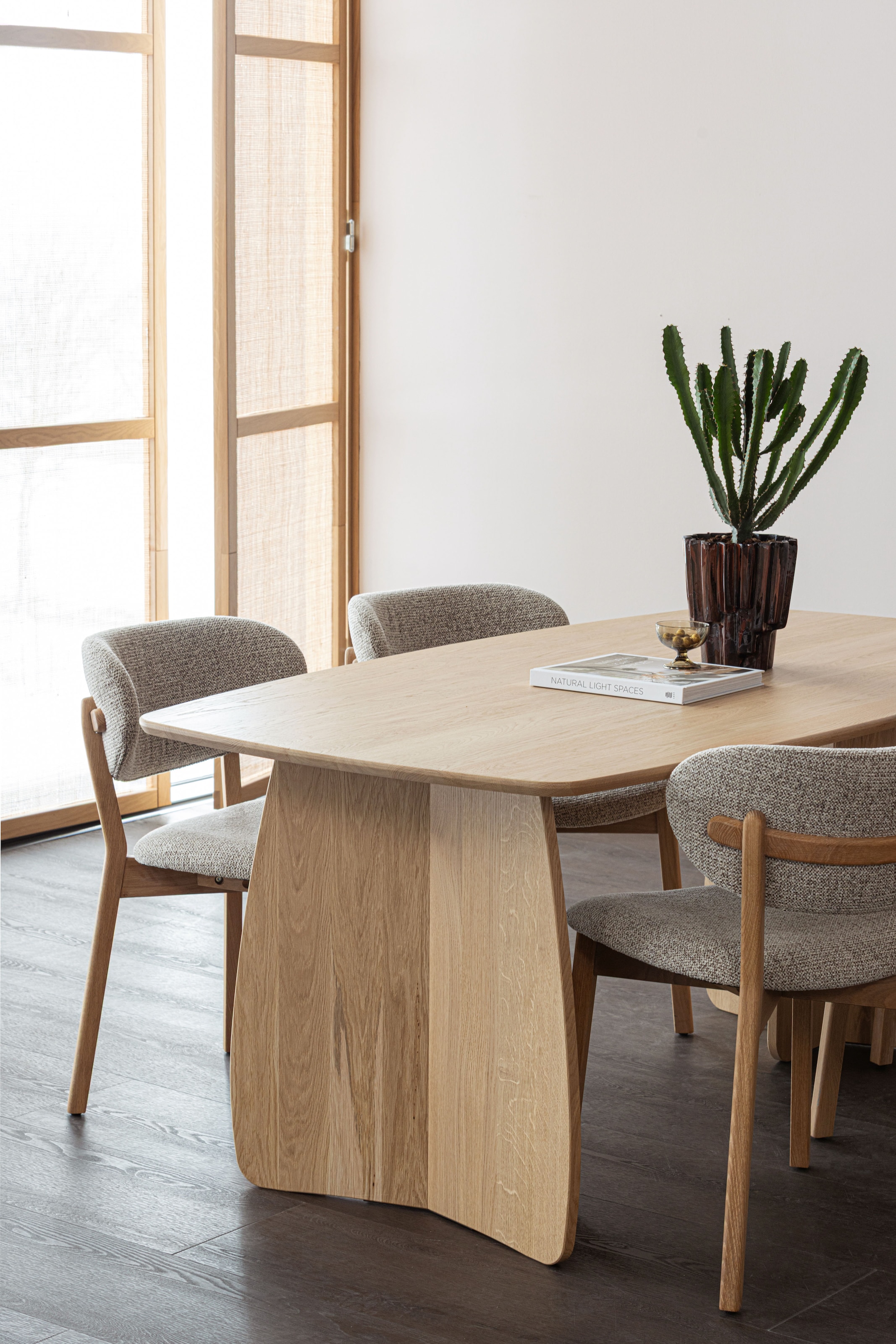 WOOOD Loungesessel »Udar mit Eichenholzgestell und More-Melange-Bezug, B68 x T75 x H76 cm« Sehr hohe Verschleissfestigkeit, Armlehnen integriert, Tragkraft 120 kg