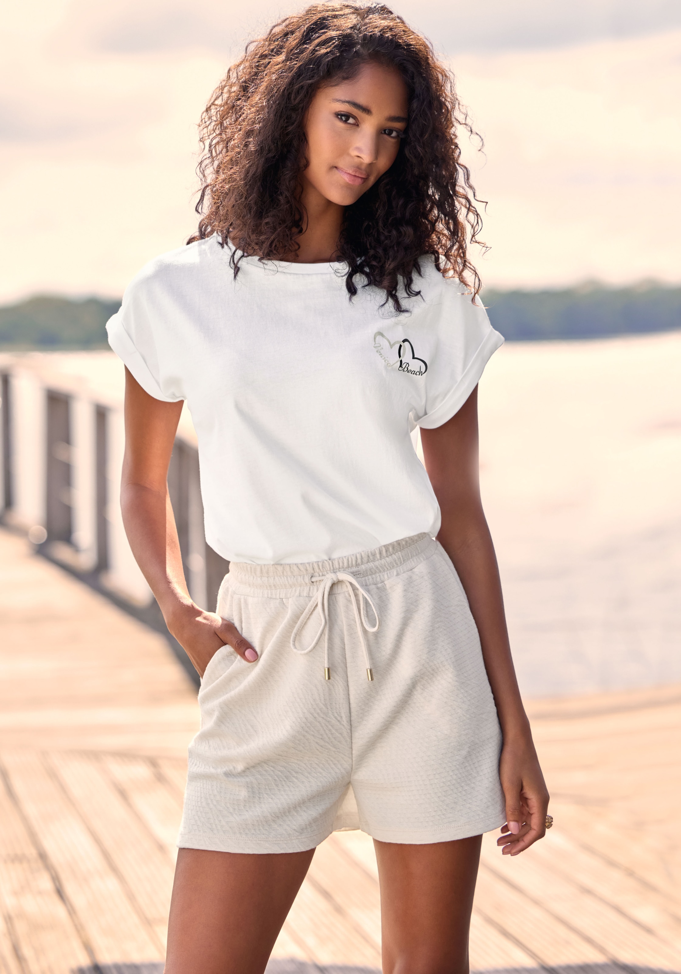 Venice Beach Kurzarmshirt »mit dezentem Herzdruck und Ärmelaufschlag« Rundhalsshirt mit Frontprint, T-Shirt aus Baumwolle, lockere Passform