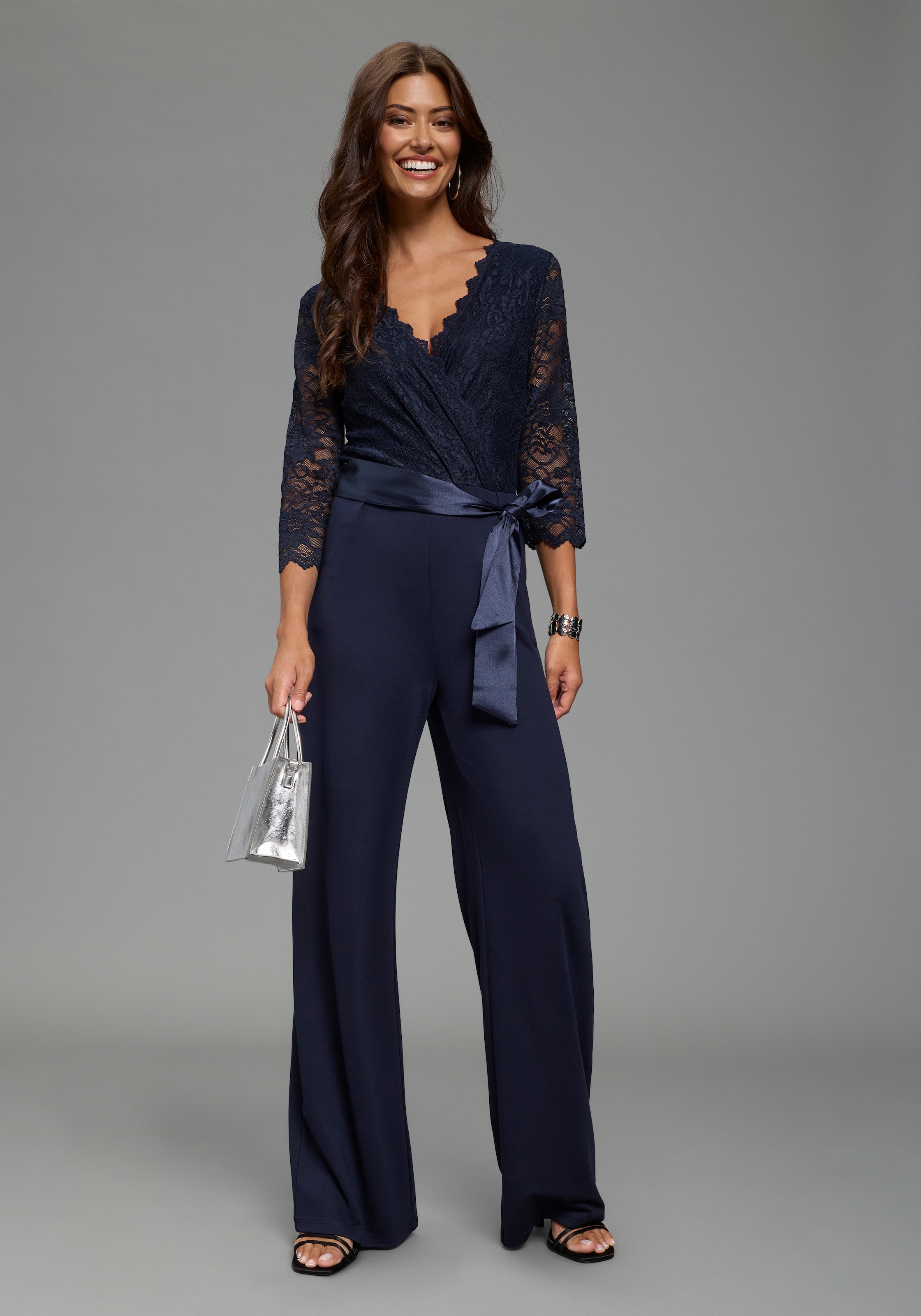 Laura Scott Jumpsuit mit Spitzenoberteil und Satin-Bindegürtel