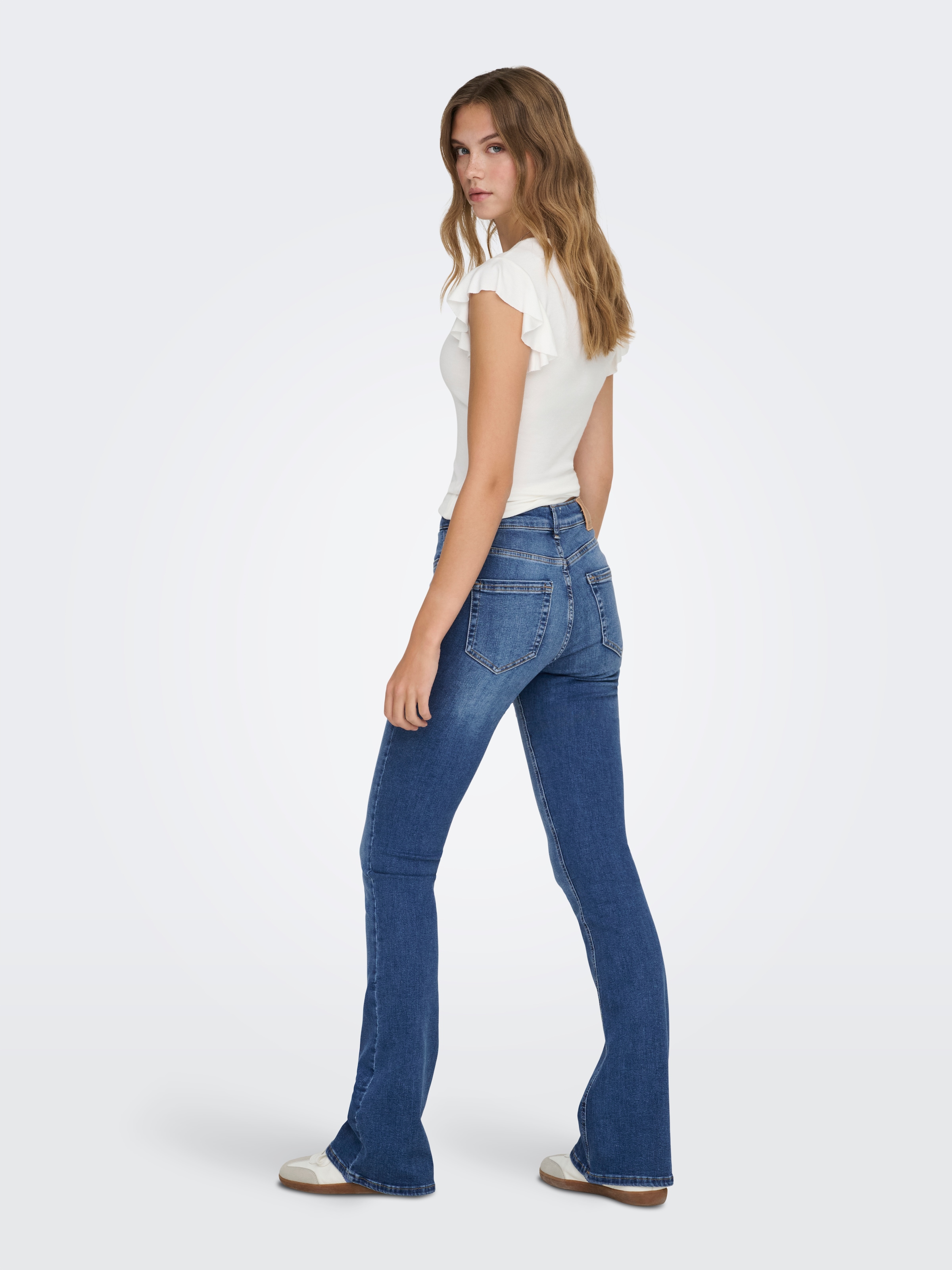 ONLY Bootcut-Jeans »ONLBLUSH – Bootcut-Jeans mit Mid Waist für bequeme Silhouette« Abriebeffekte, modisch, bootcut fit, Eingrifftaschen, unifarben