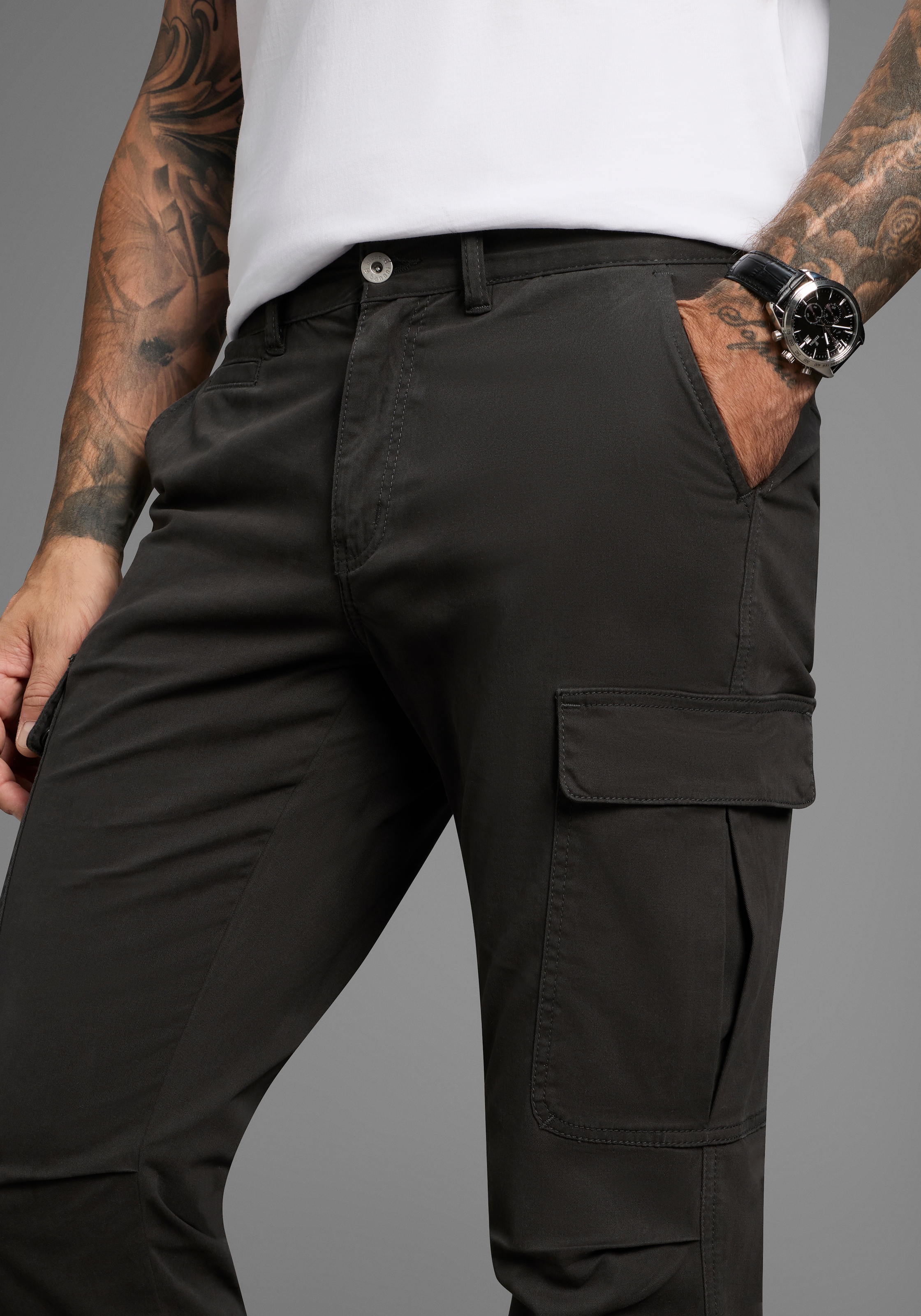 Bruno Banani Cargohose  moderne Passform, eng anliegende Cargotaschen