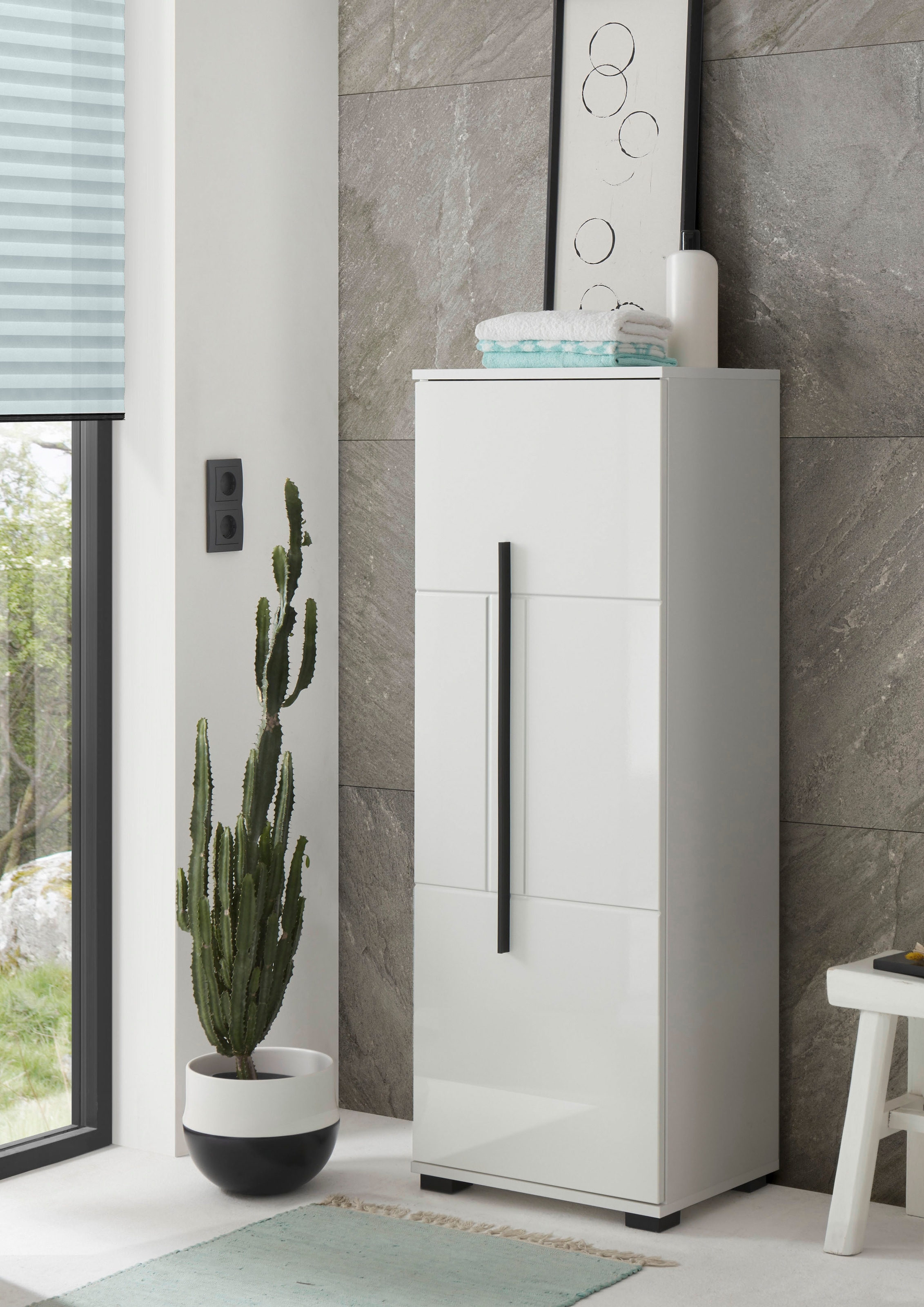 INOSIGN Midischrank »Cantara, Badschrank in Hochglanz Weiss, Schrank im modernen Design«, mit schwarzen Griffen, ausreichend Stauraum