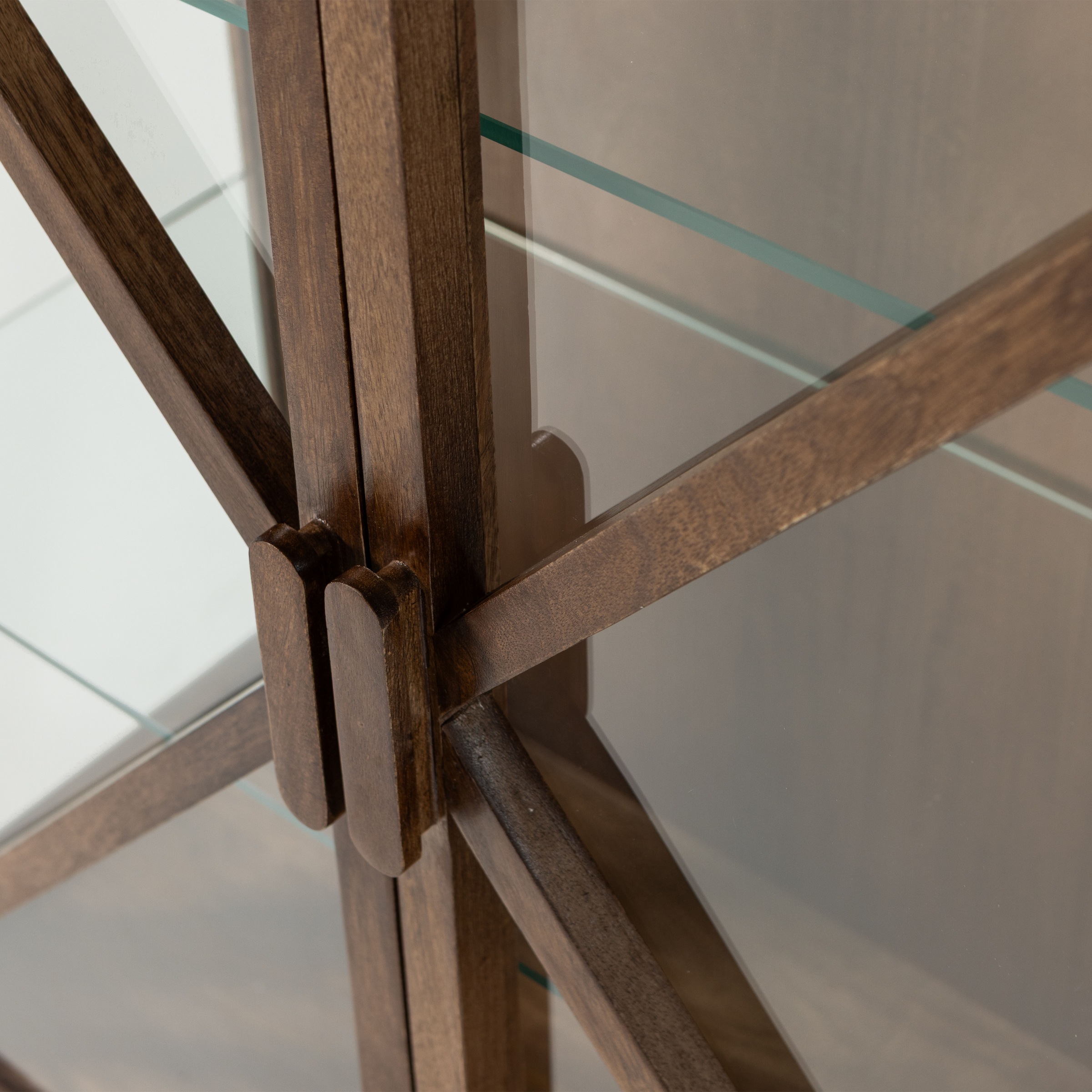 WOOOD Vitrine »Kella Mangoholz mit Glastüren und Glasablagen B 100 x D 44 x H 132 cm« Wandbefestigung empfohlen, Tragkraft 5–7 kg pro Glasboden
