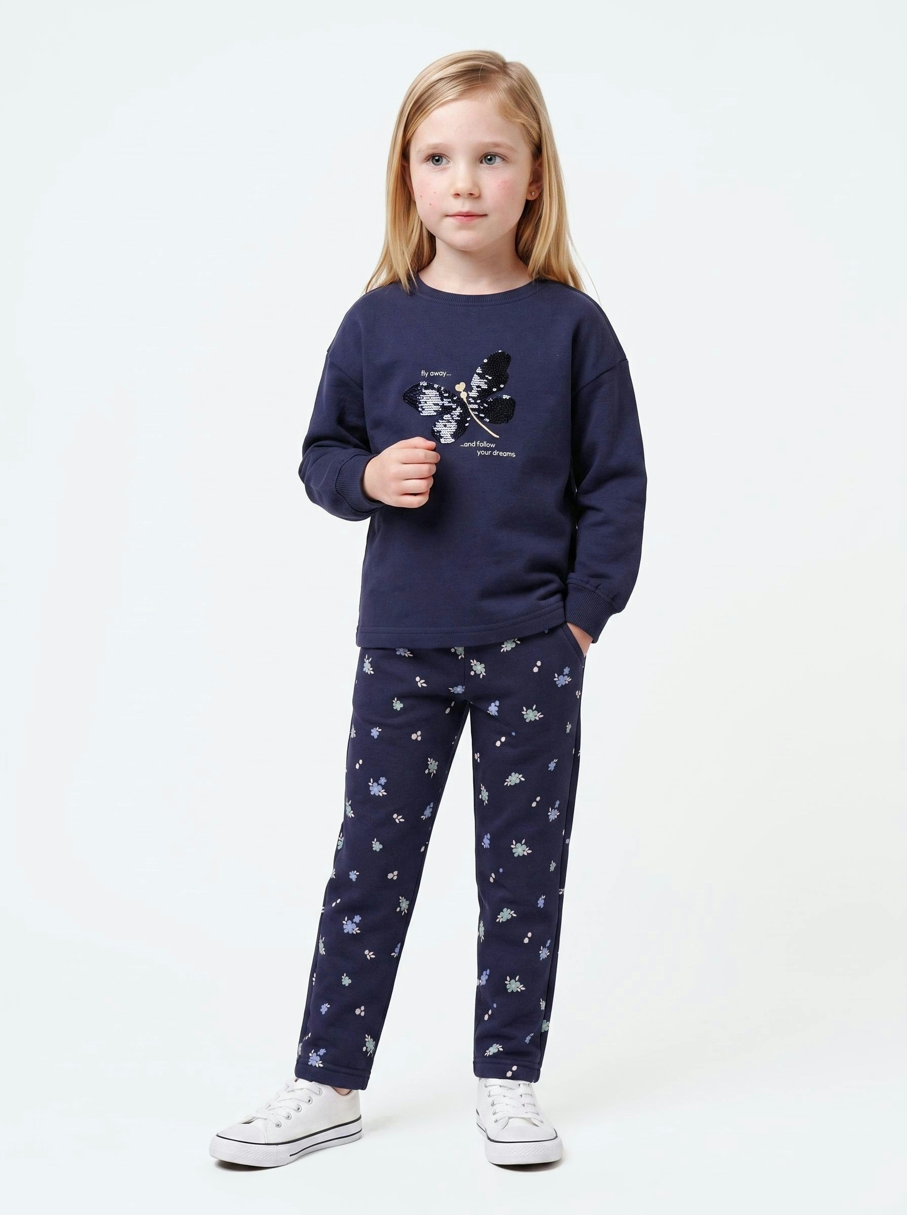 Blue Seven Sweatshirt , Frontmotiv mit funkelnden Wendepailletten
