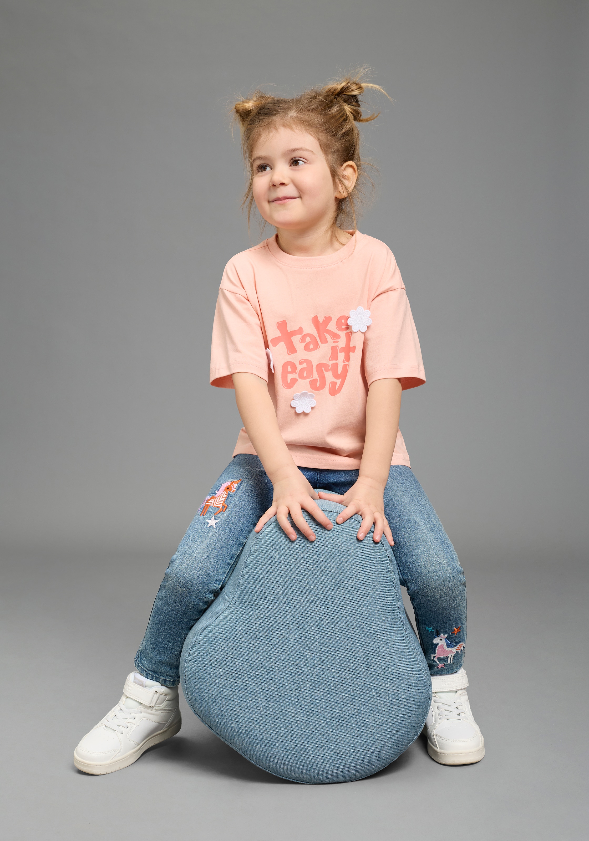 KIDSWORLD T-Shirt »mit süssen Druck und Häckelblumen« lässige Passform, Kurzarm, geblümt, mit Häkelapplikation