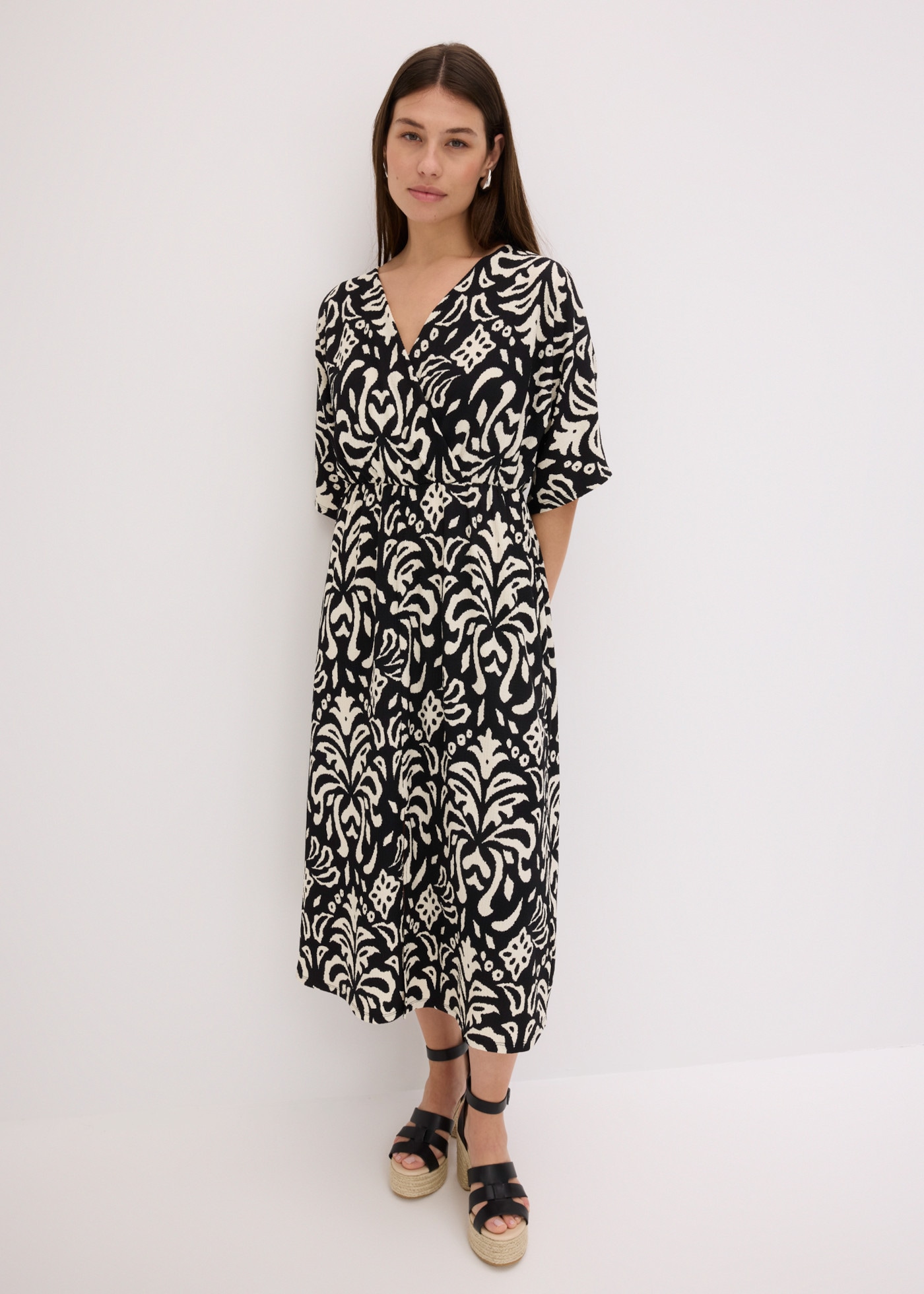 Image of bonprix Jerseykleid eleganter Stil, tiefer V-Ausschnitt, mit modischem Druck