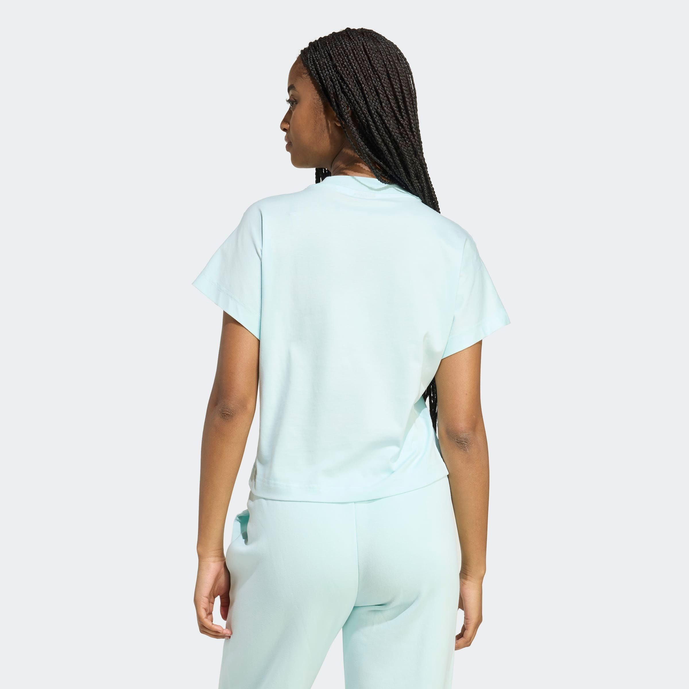 adidas Sportswear T-shirt »W ALL SZN TEE« bequeme Passform, sportlicher Stil, aufgesticktes Logo