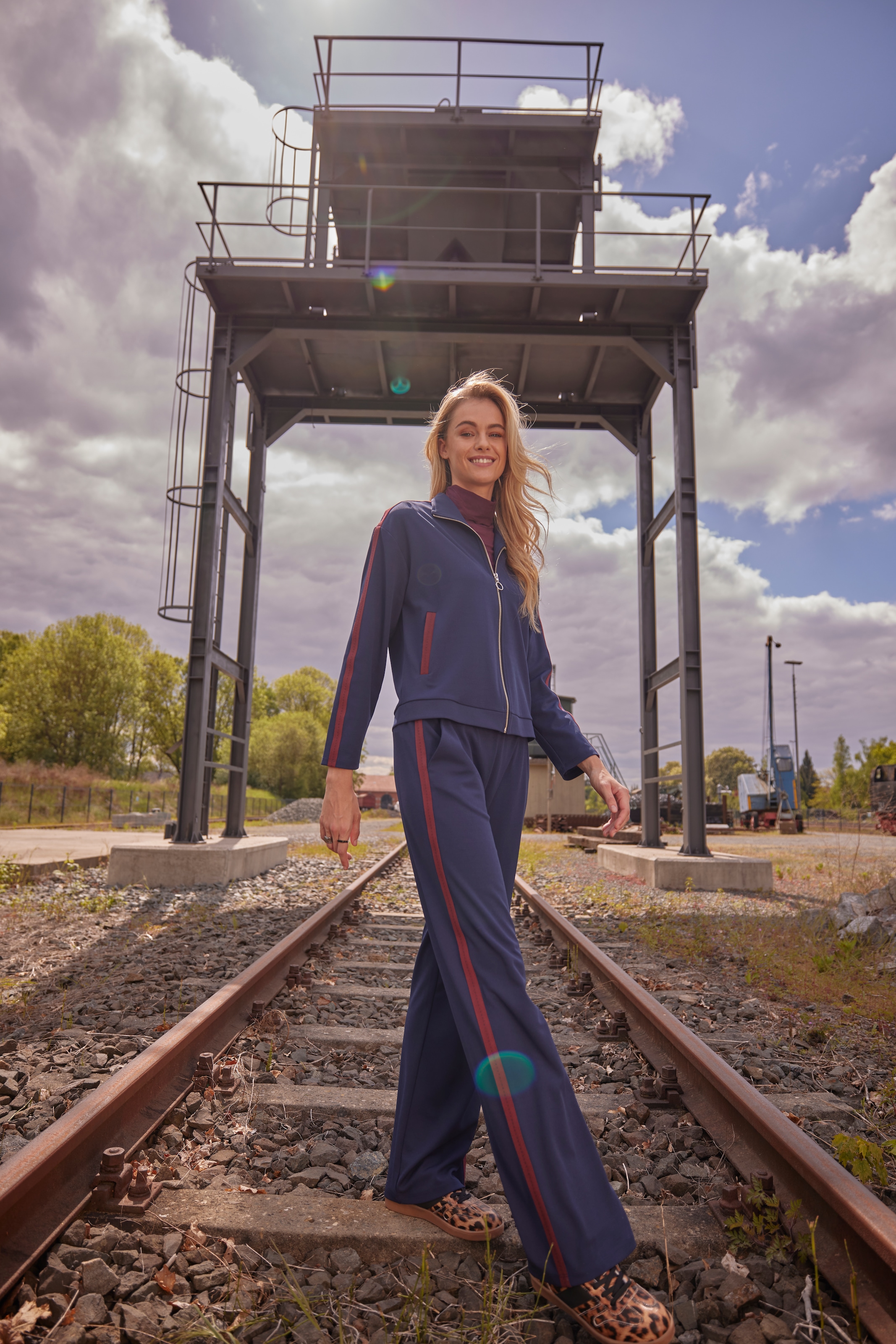 Aniston CASUAL Schlupfhose, mit trendigem Tape entlang der Seitennähte - NEUE KOLLEKTION