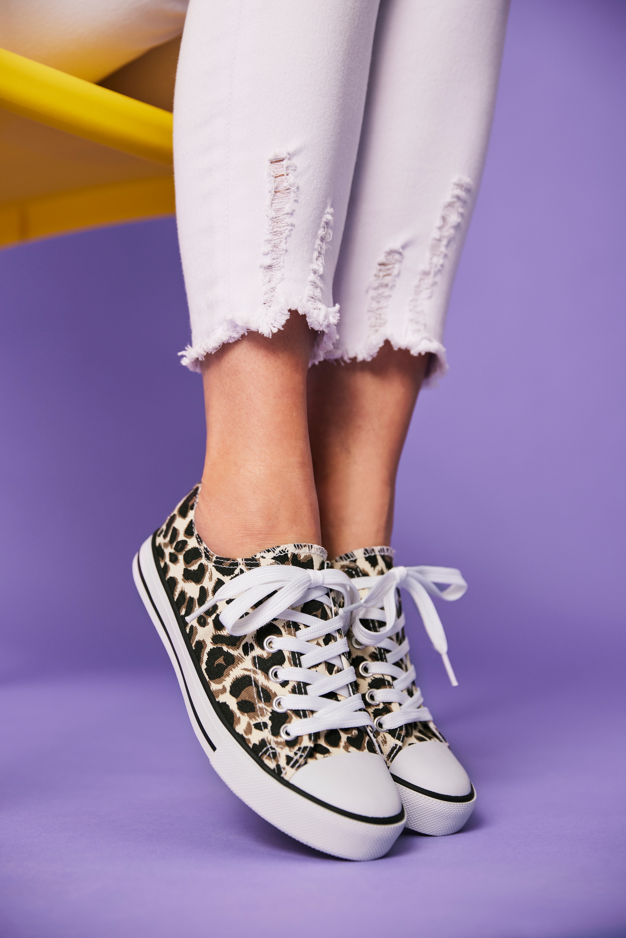 Aniston SHOES Sneakers  Freizeitschuh, Sneaker mit klassischen umlaufenden schwarzen Streifen