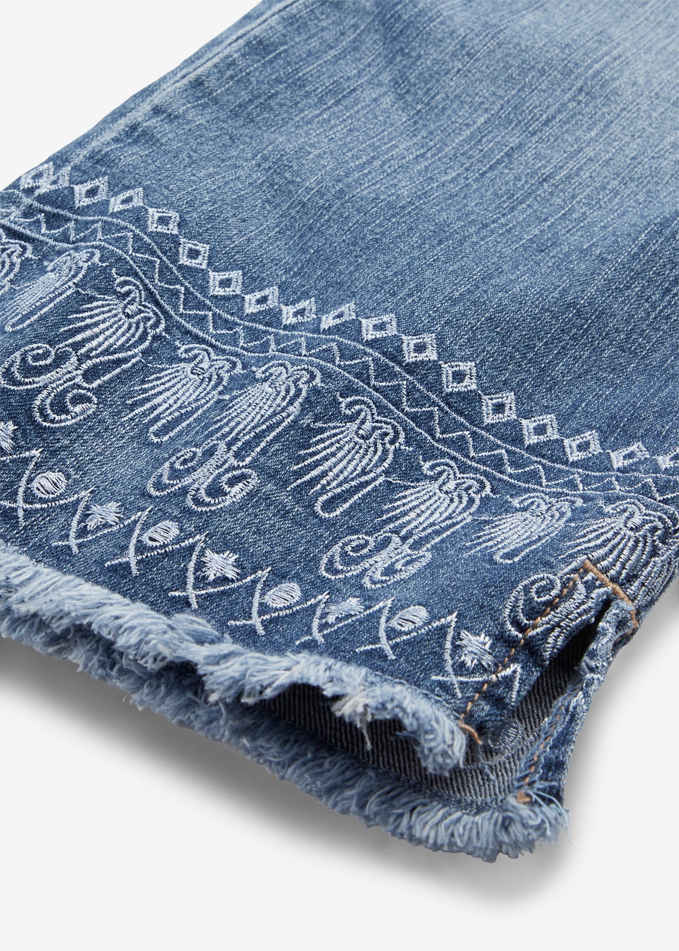 bonprix Jeans capri Slim Fit Passform, Capri-Länge, mit Stickerei