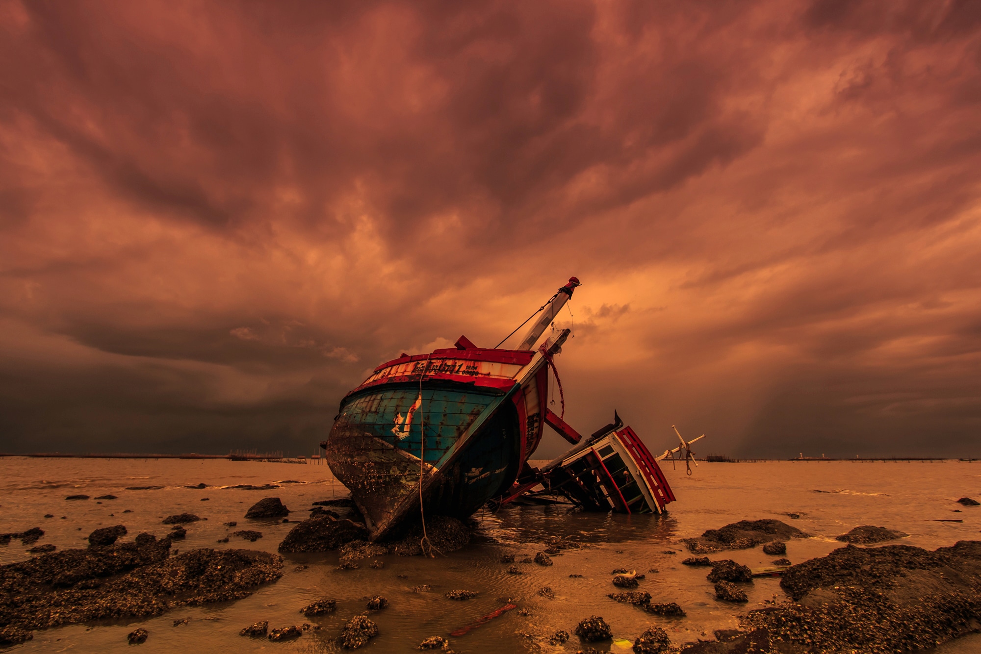 Image of Papermoon Fototapete "SCHIFFSWRACK-STRAND KLIPPEN WALD SEE SONNE GEBIRGE BOOT"