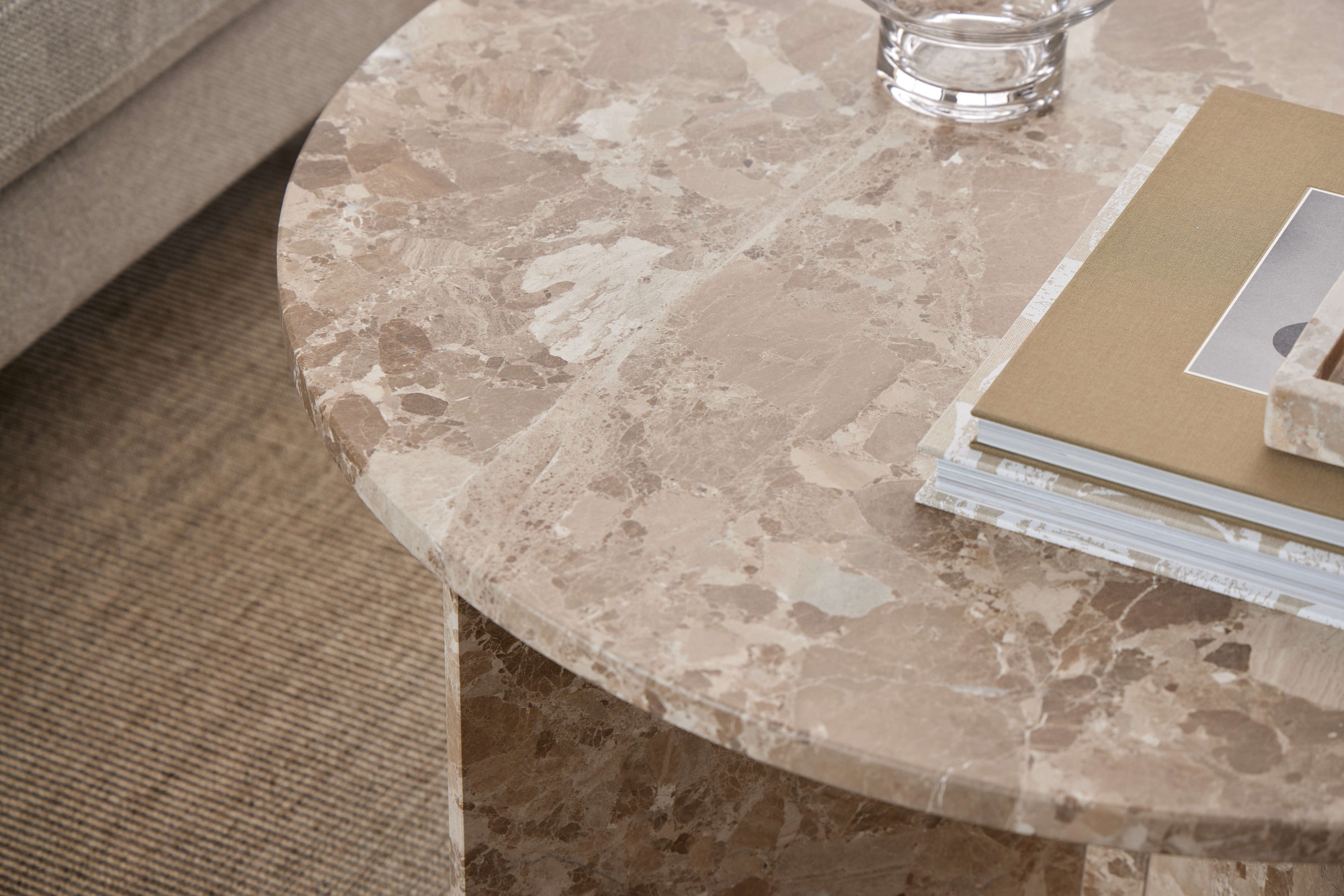 ACTONA GROUP Couchtisch »Vega« Couchtisch, und V-förmig Gestell matt Latte lackiert Marmor, Ø90x42 cm