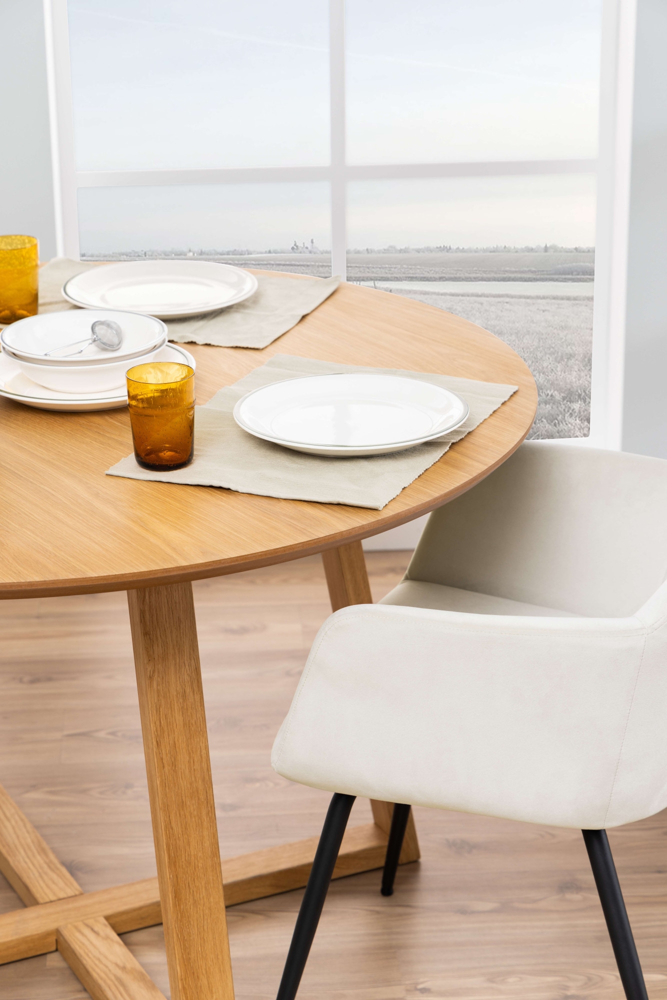 ACTONA GROUP Esstisch »Malika, Runder Tisch, Kreuzfussgestell, furnierter geölter Eiche« Für das Esszimmer, pflegeleicht, Sitzplatz für 4 Personen, Ø: 120 cm