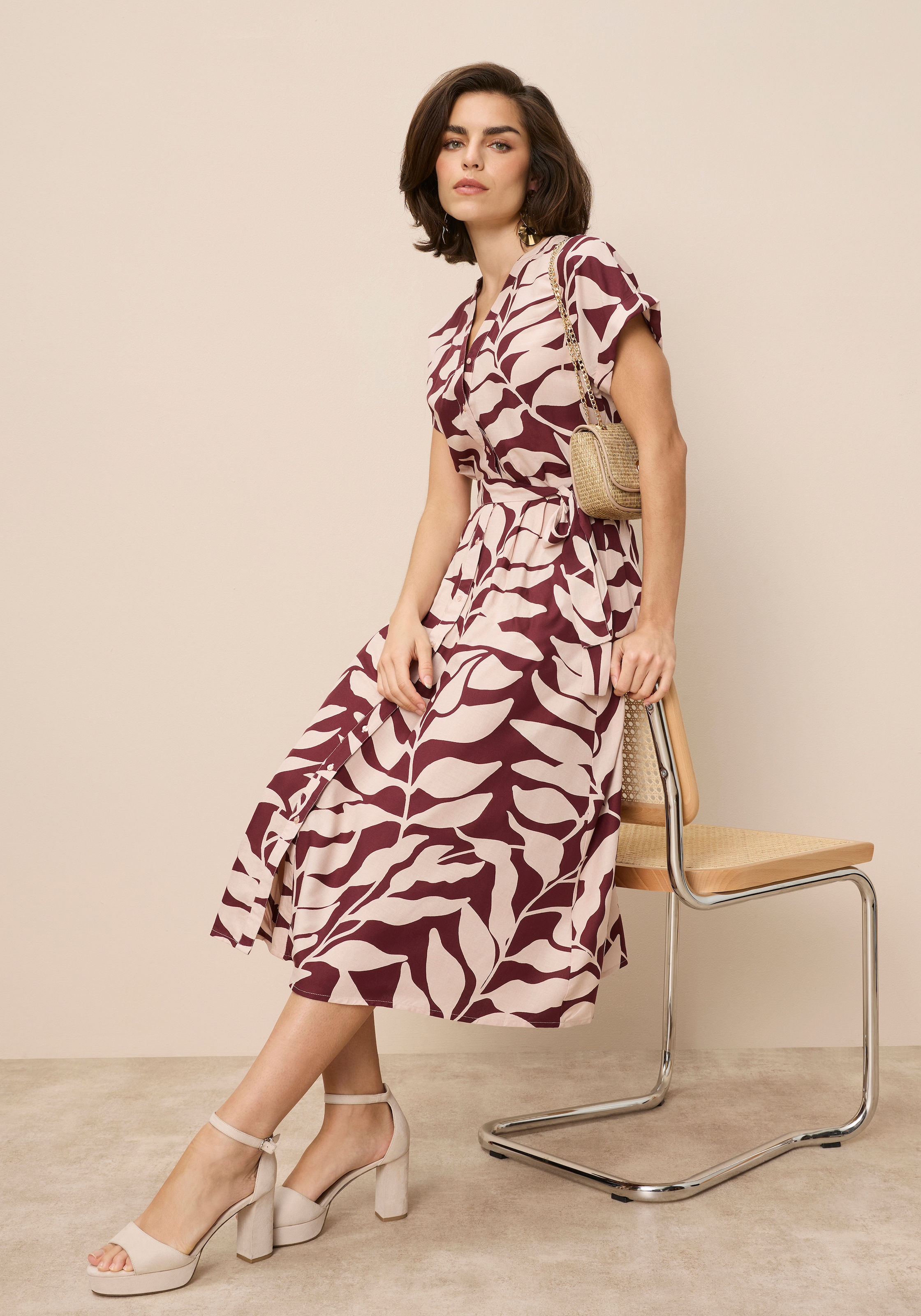 Tamaris Robe chemisier Set, mit Bindegürtel, 2 pièces tlg. aus Viskose, für Frühling und Sommer, gemustert, Mitte-Wade-Länge