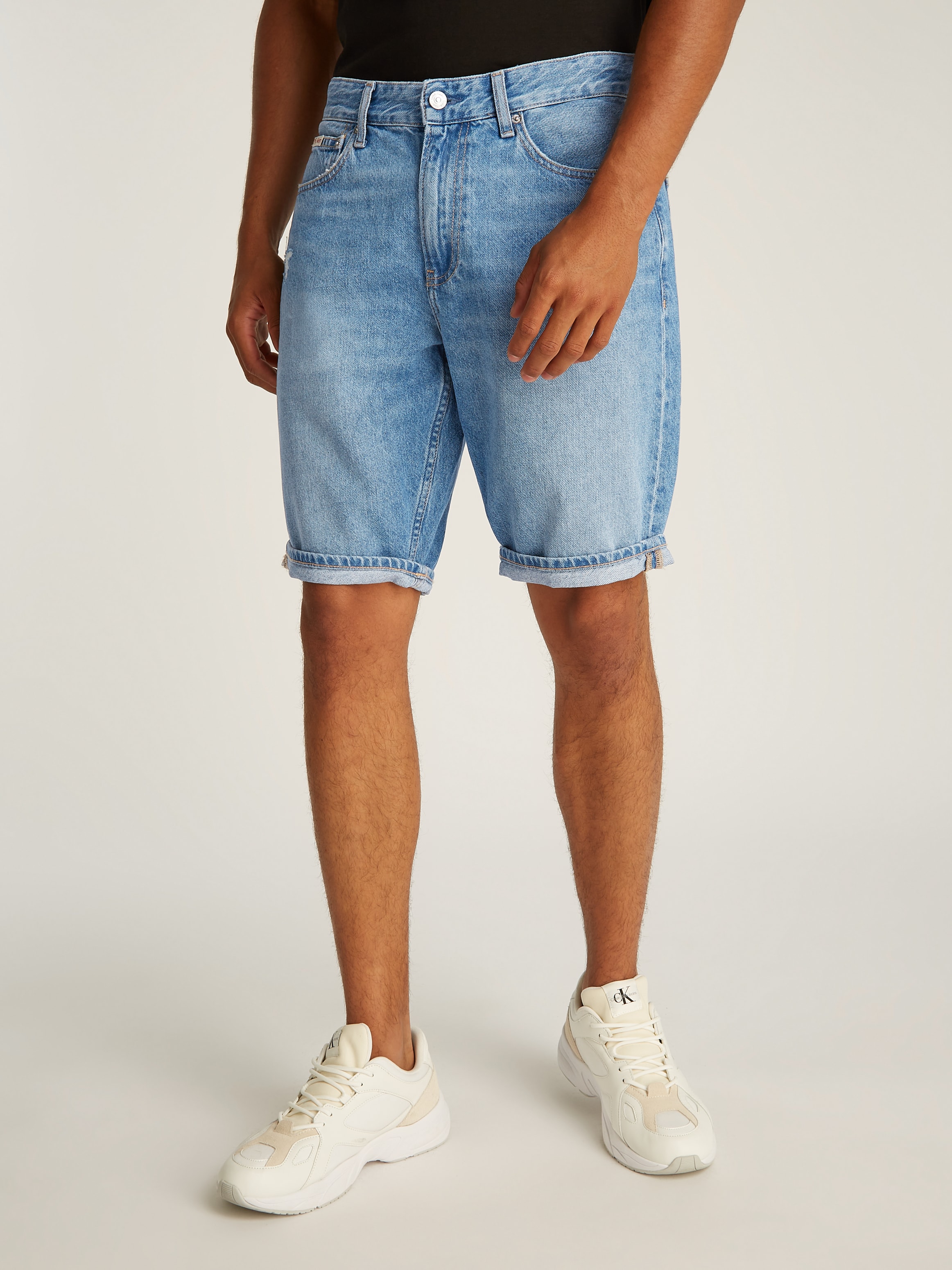 Calvin Klein Jeans Shorts »REGULAR SHORT«, in mittelblauer Waschung