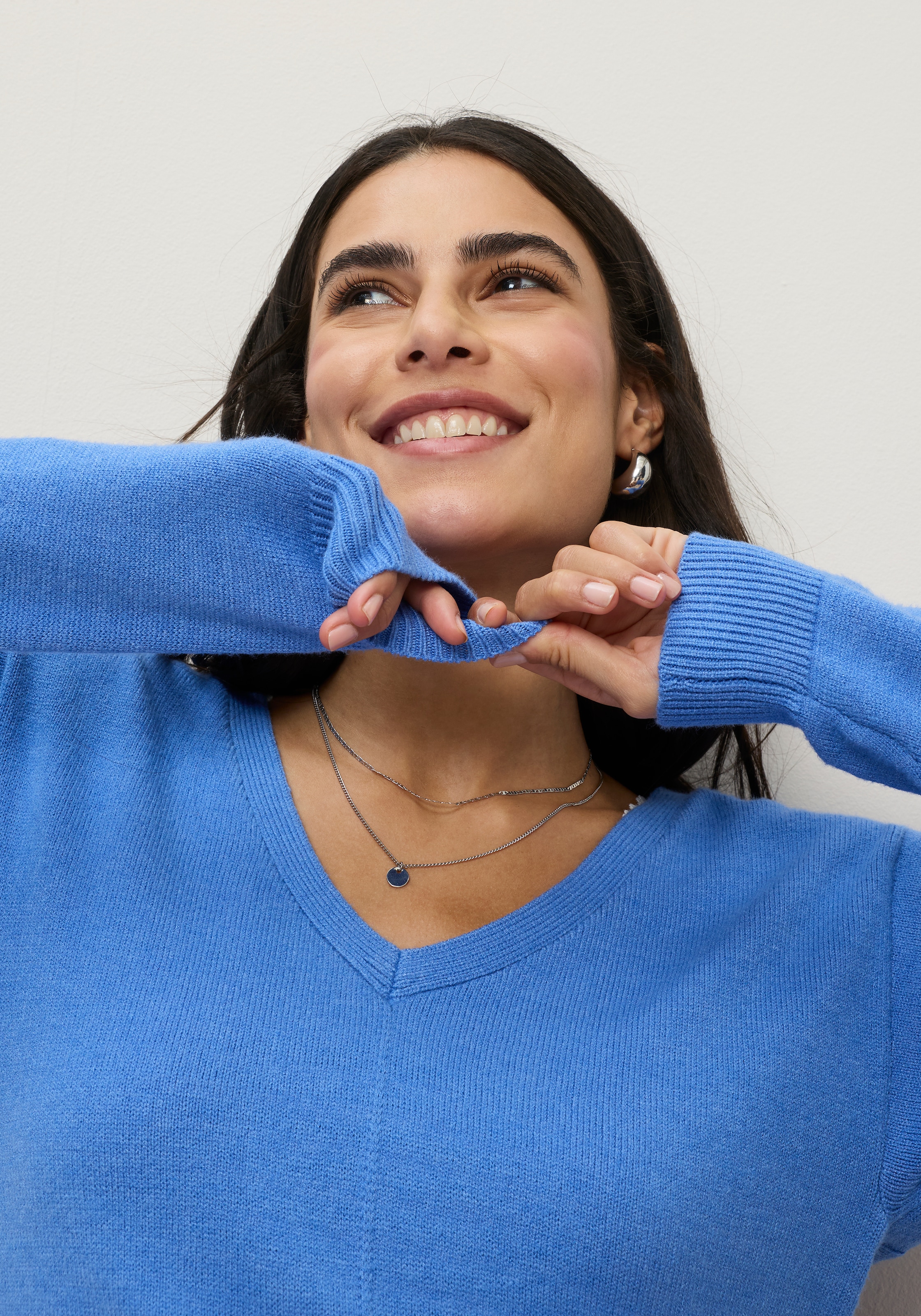 Tamaris Pull col V »mit lockerem Schnitt, aus fliessender Viskose-Qualität« 2 : avec patte de boutonnage devant, en mélange de viscose doux