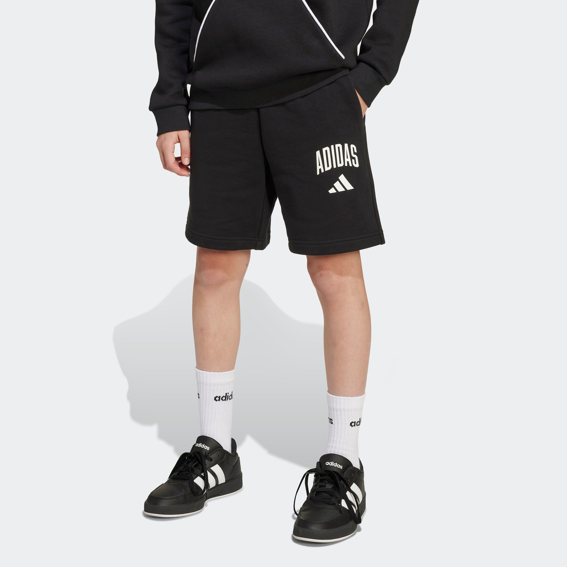 Image of adidas Sportswear Shorts "SEASONALS ESSENTIALS COLLEGIATE TYPOGRAPHY KIDS" für Kinder und Teens, sportlicher Stil, aus Baumwolle und Polyester