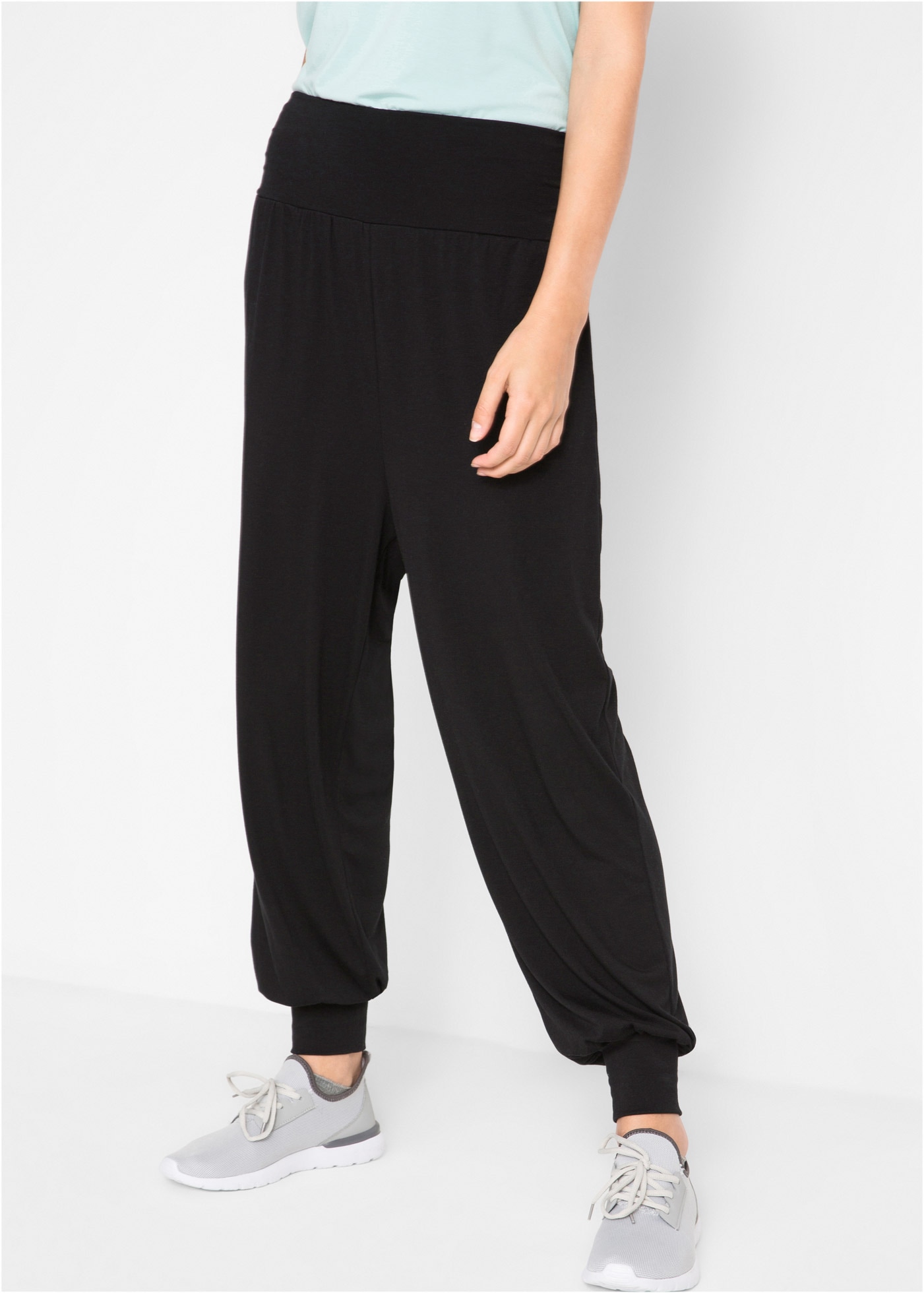 Image of bonprix Sweathose aus Polyester, Viskose und Elasthan, lockere Passform, Casual Stil